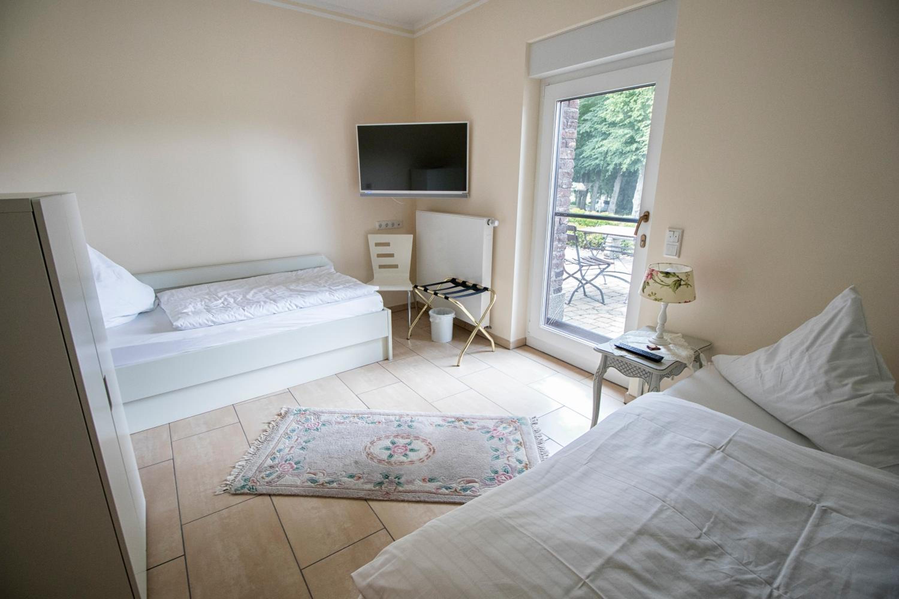 Twin Room - Photo 2