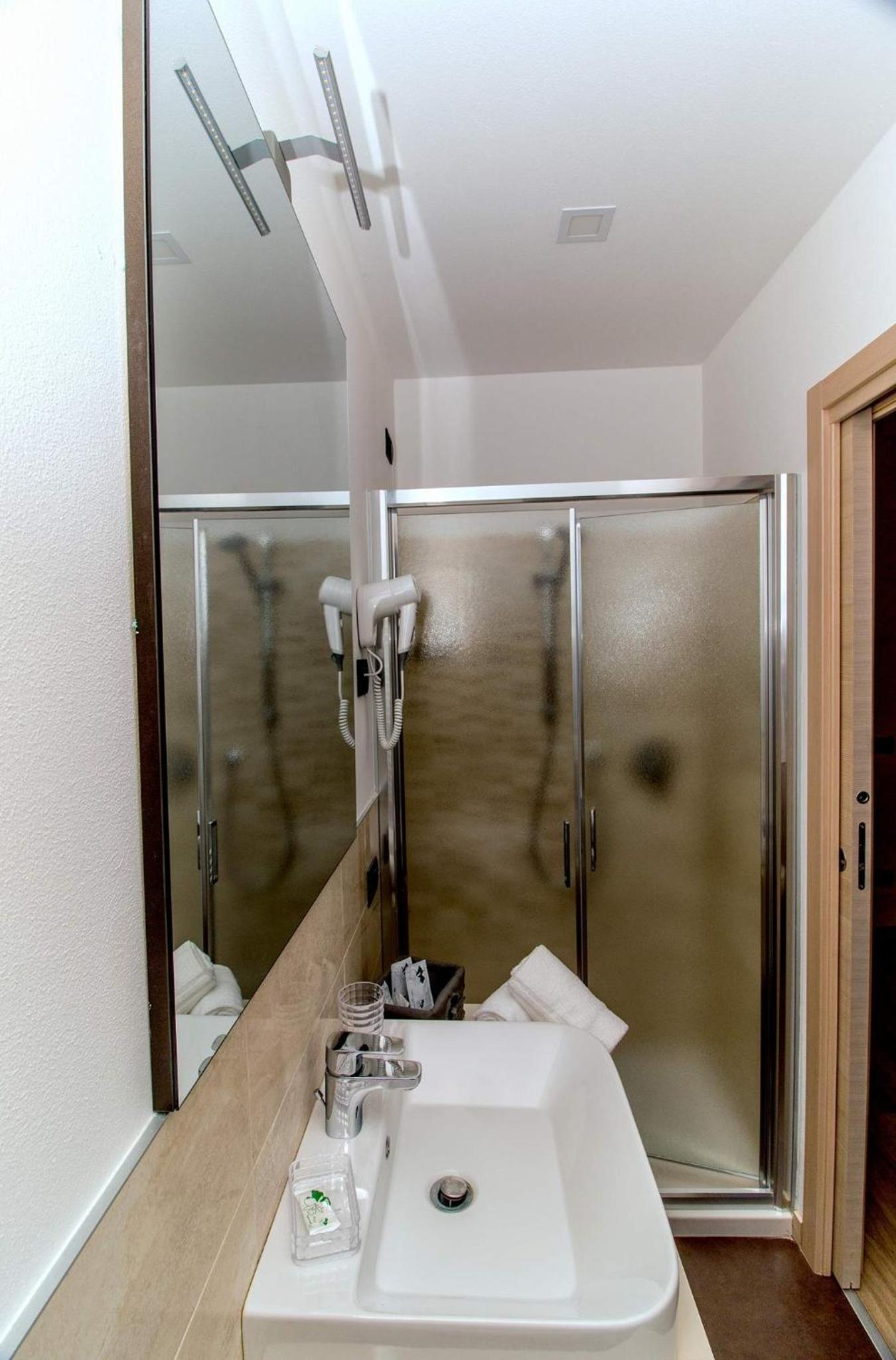 Standard Double Room - Photo 2
