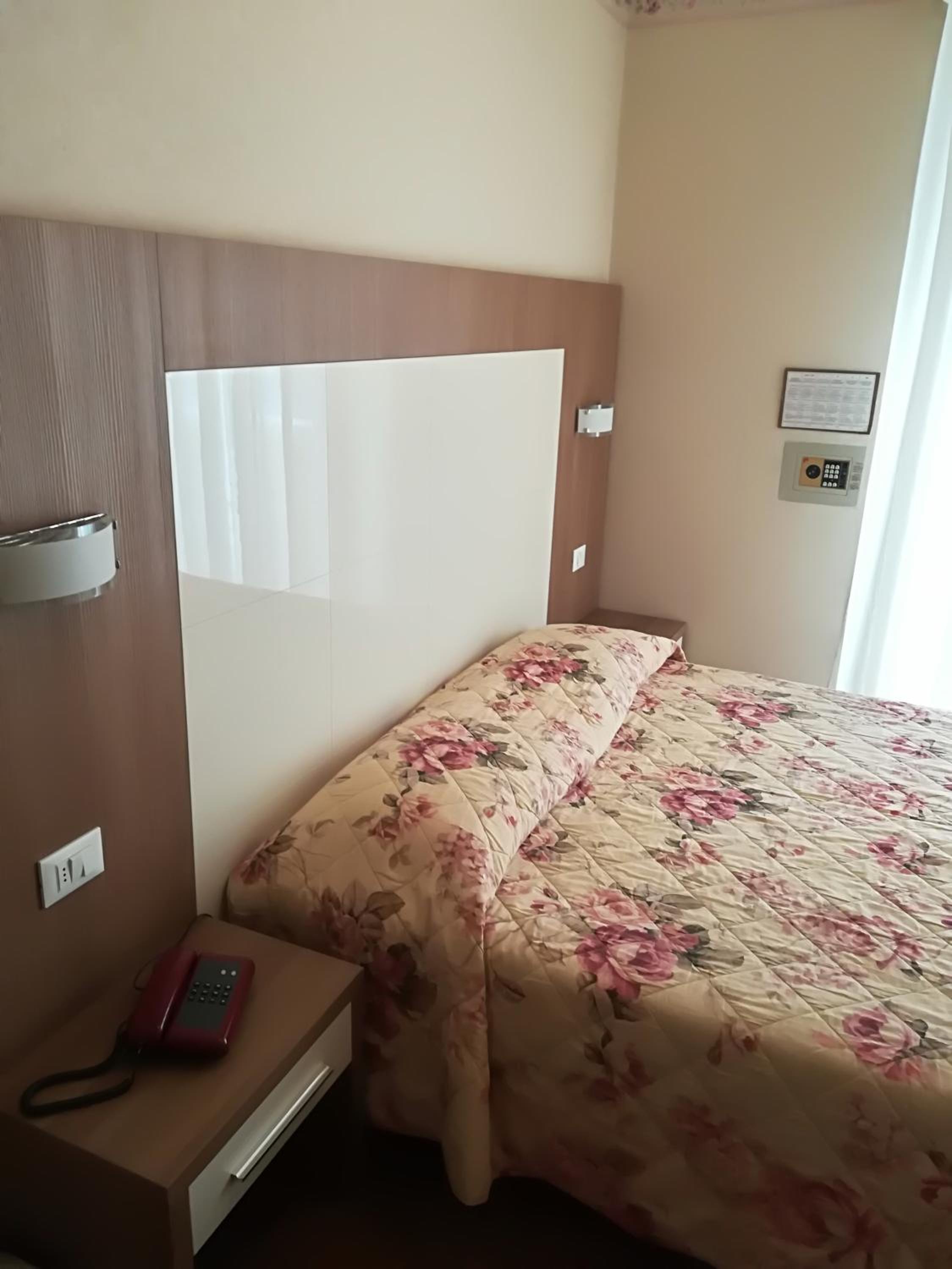 Classic Double or Twin Room with Balcony - Photo 2