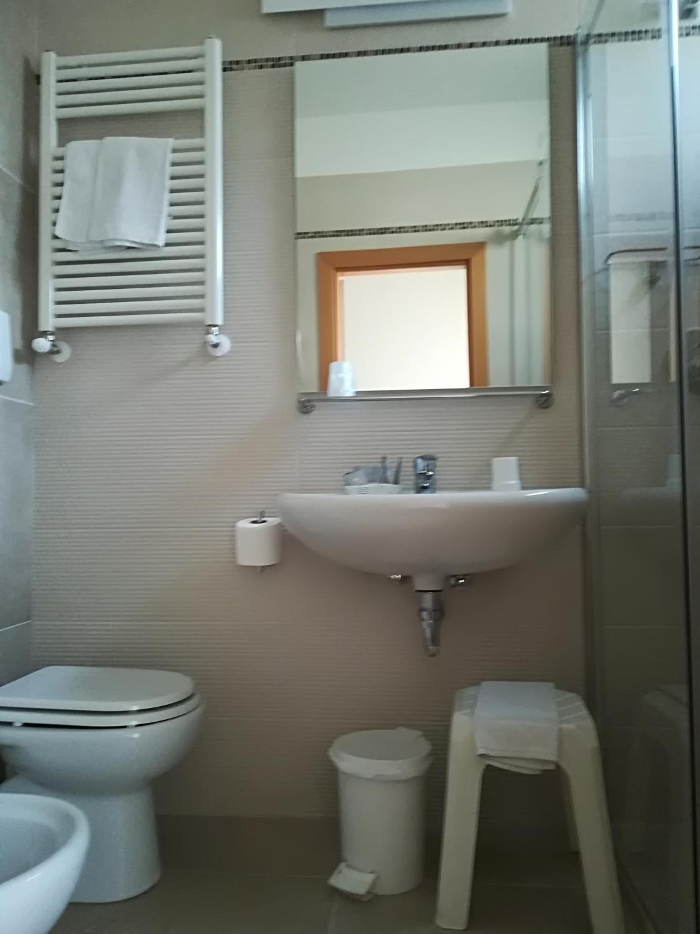 Classic Double or Twin Room with Balcony - Photo 5