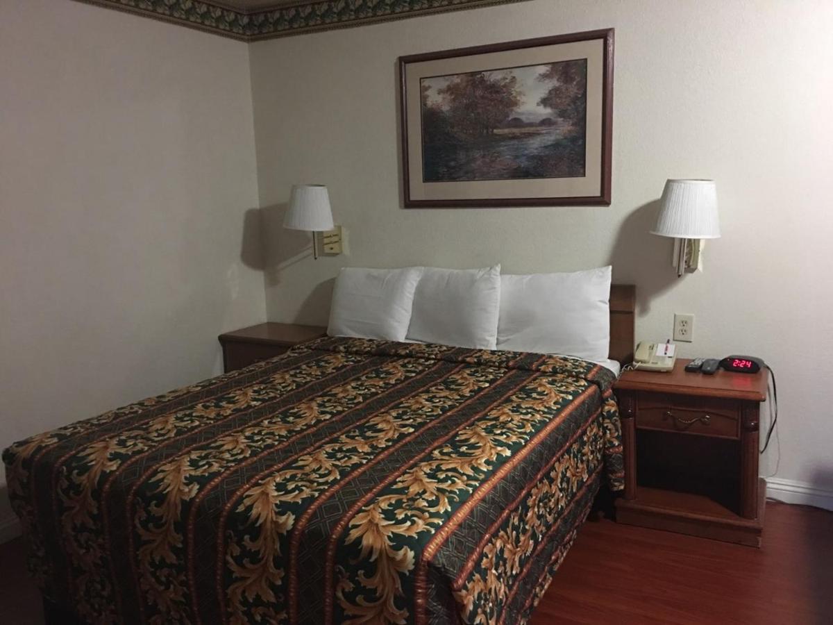 Queen Room - Disability Access/Non-Smoking photo 2