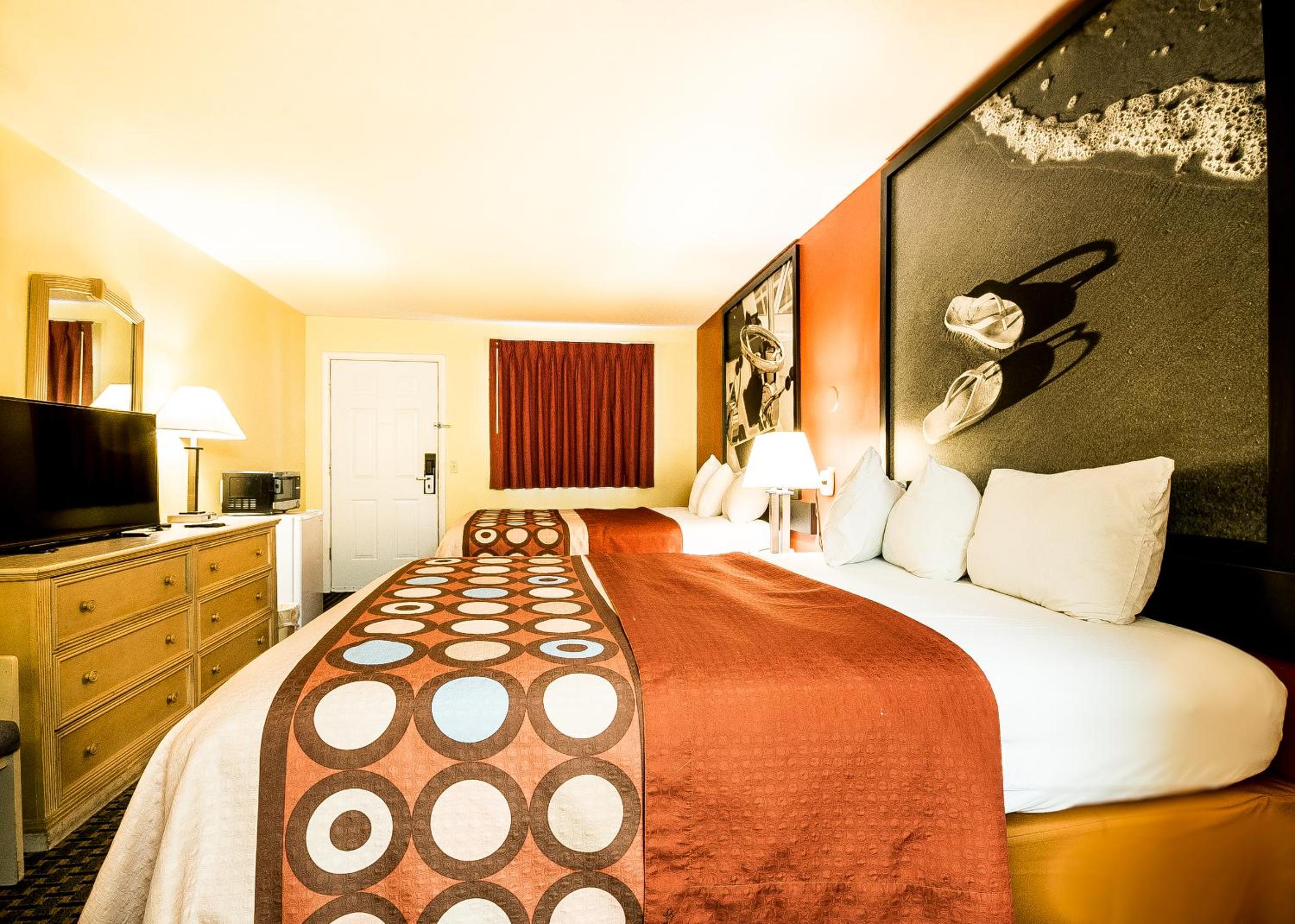 Queen Room with Two Queen Beds - Smoking photo 2
