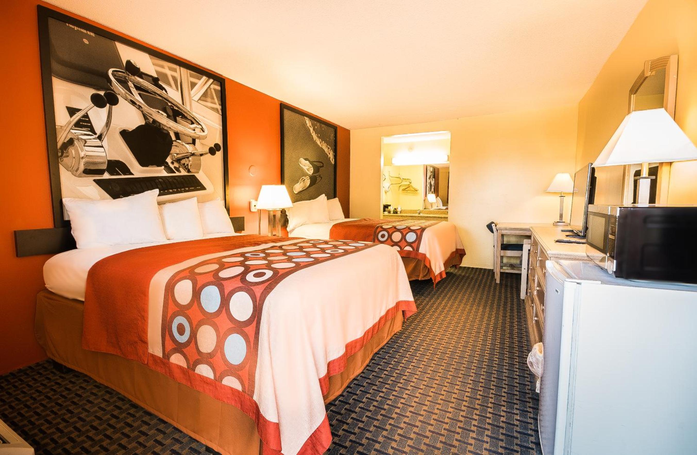 Queen Room with Two Queen Beds - Smoking photo 1