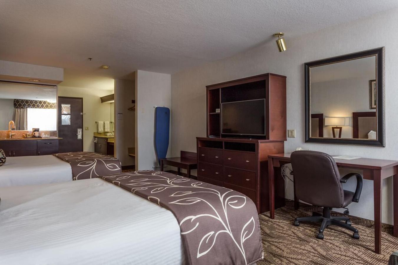 Queen Room With Two Queen Beds - Photo 1