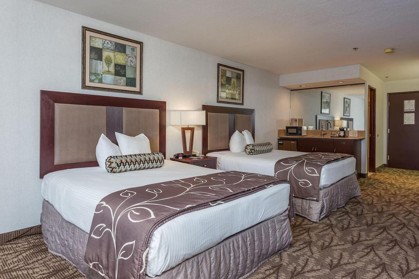 Queen Room With Two Queen Beds - Photo 3