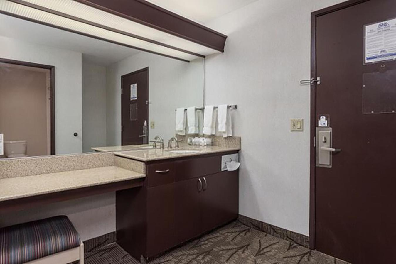 Queen Room With Two Queen Beds - Photo 4