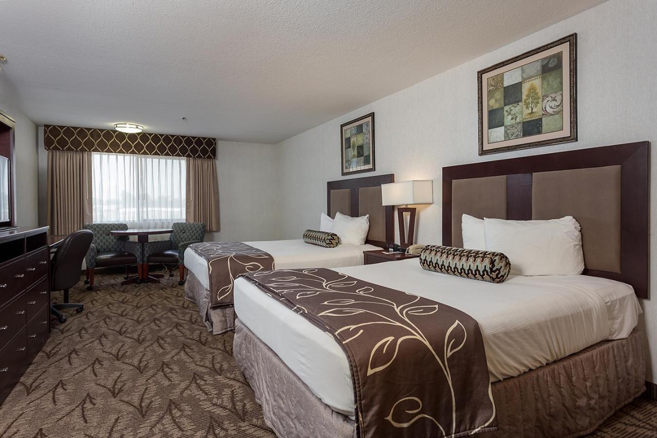 Queen Room With Two Queen Beds - Photo 2