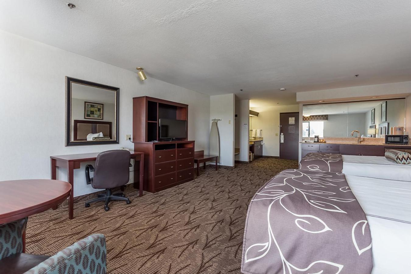 Queen Room With Two Queen Beds With River View - Photo 2