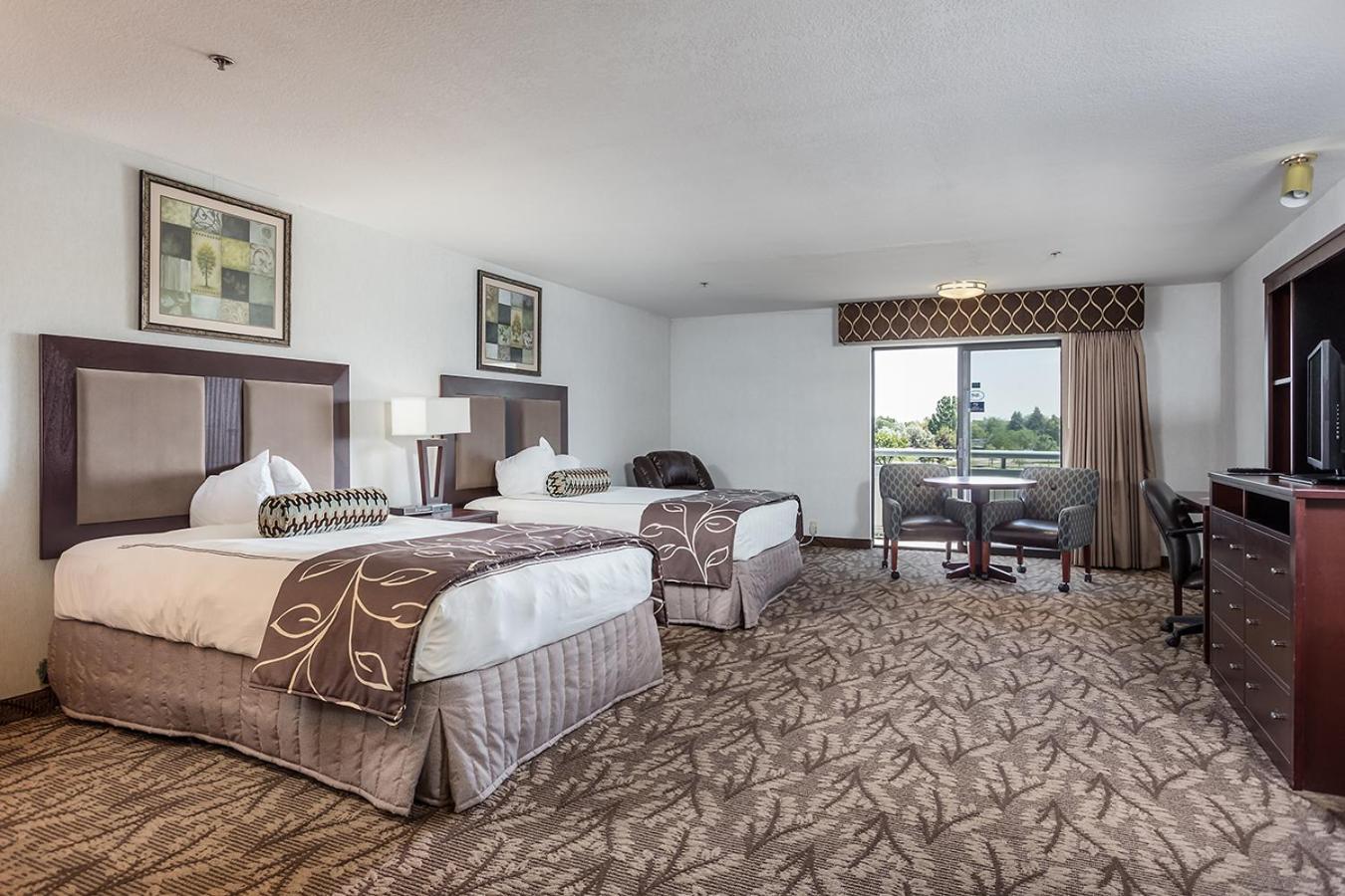 Queen Room With Two Queen Beds With River View - Photo 3