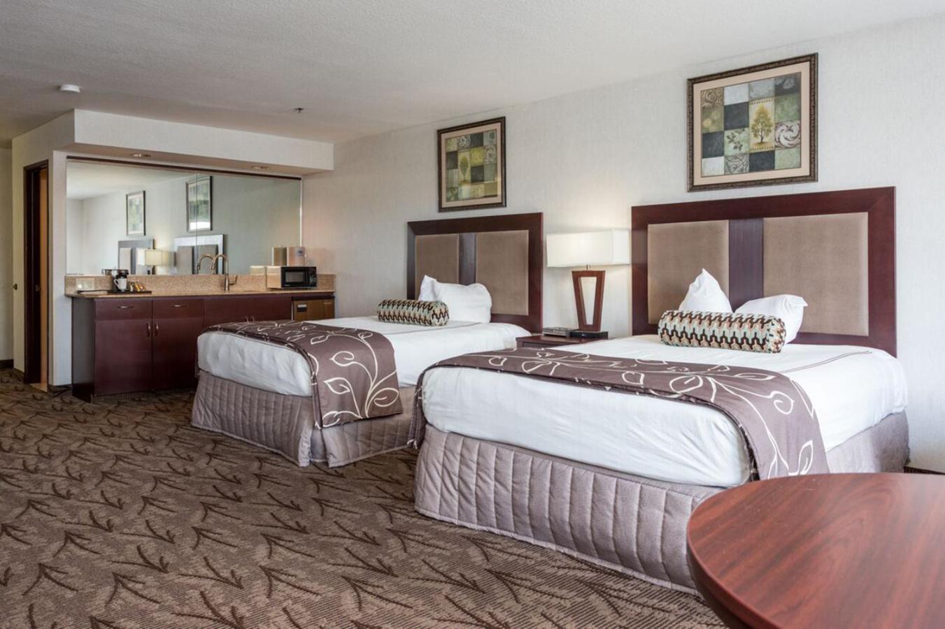 Queen Room With Two Queen Beds With River View - Photo 4
