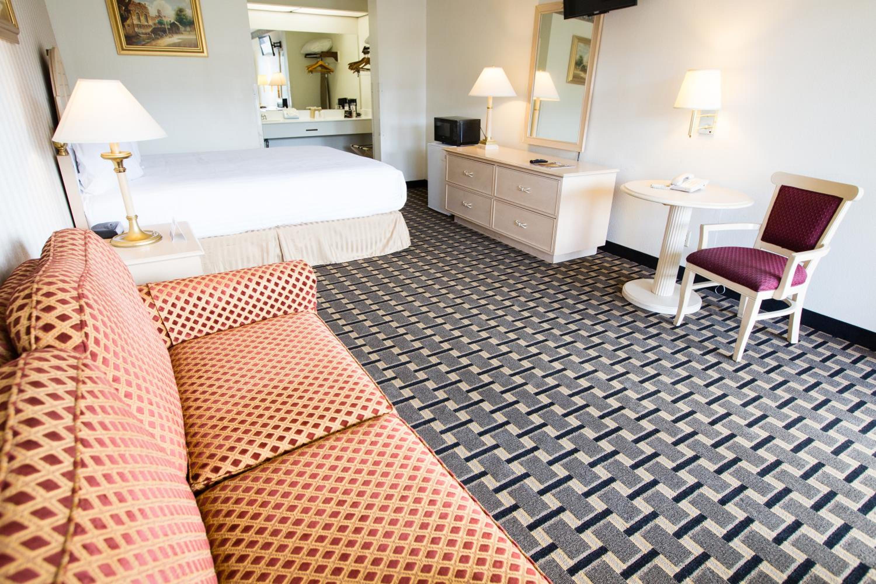 King Room - Non-Smoking - Photo 4