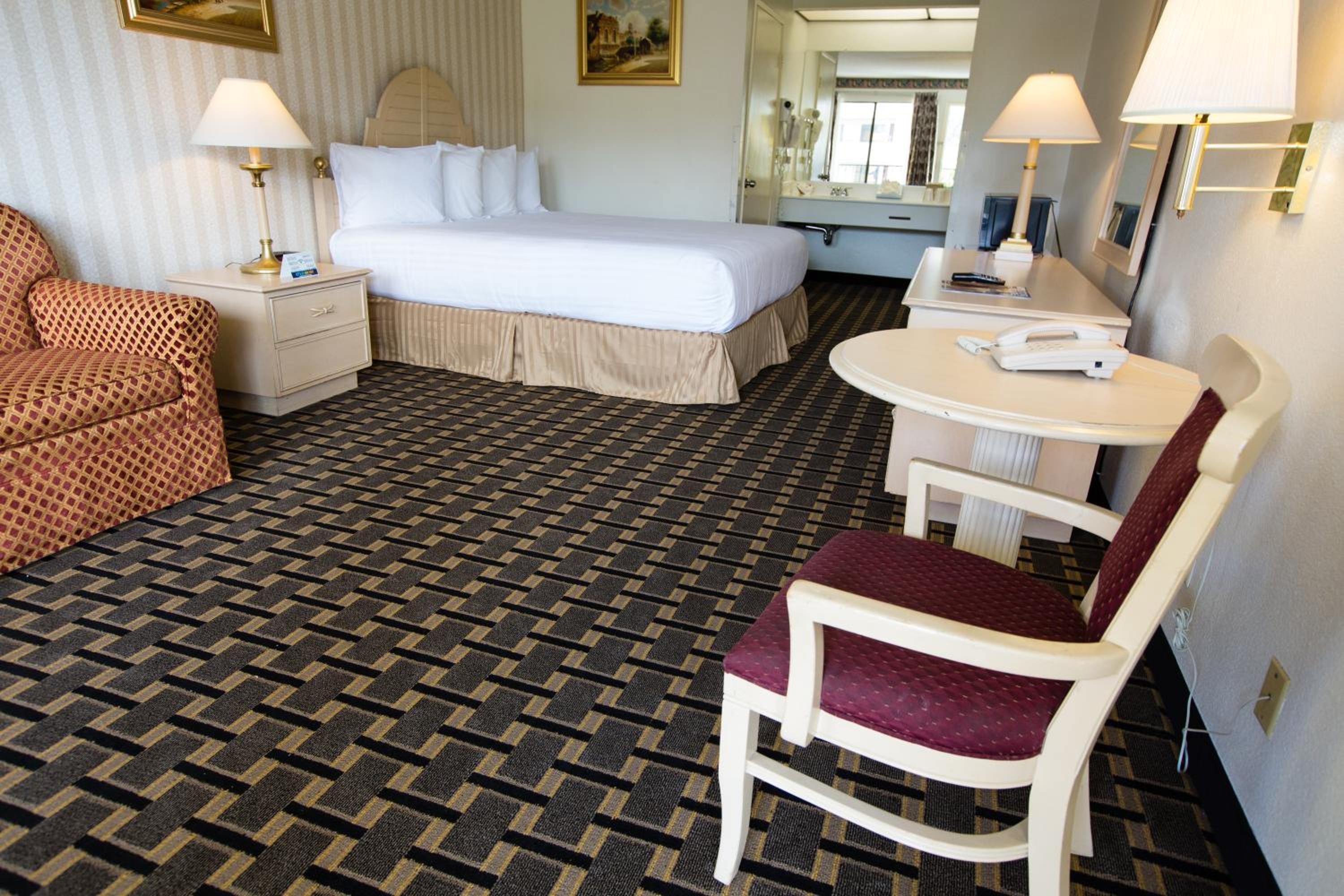 King Room - Non-Smoking - Photo 3