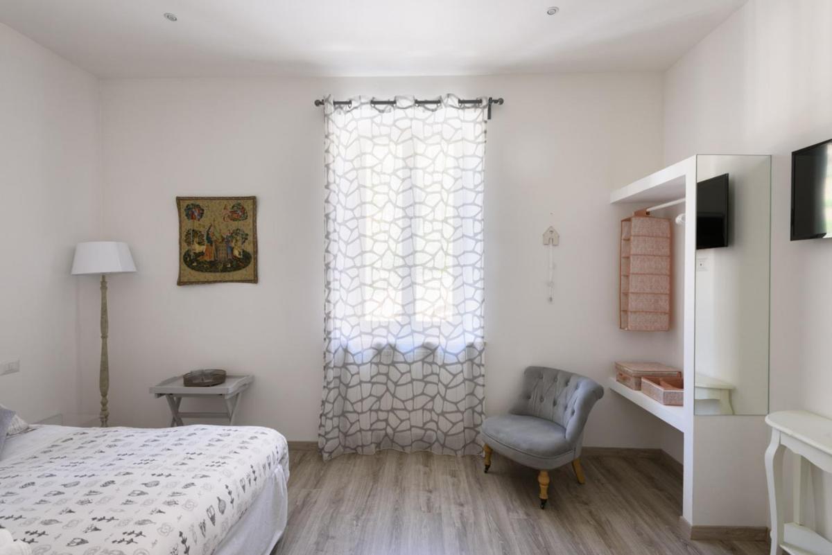 Deluxe Double Room - Photo 24