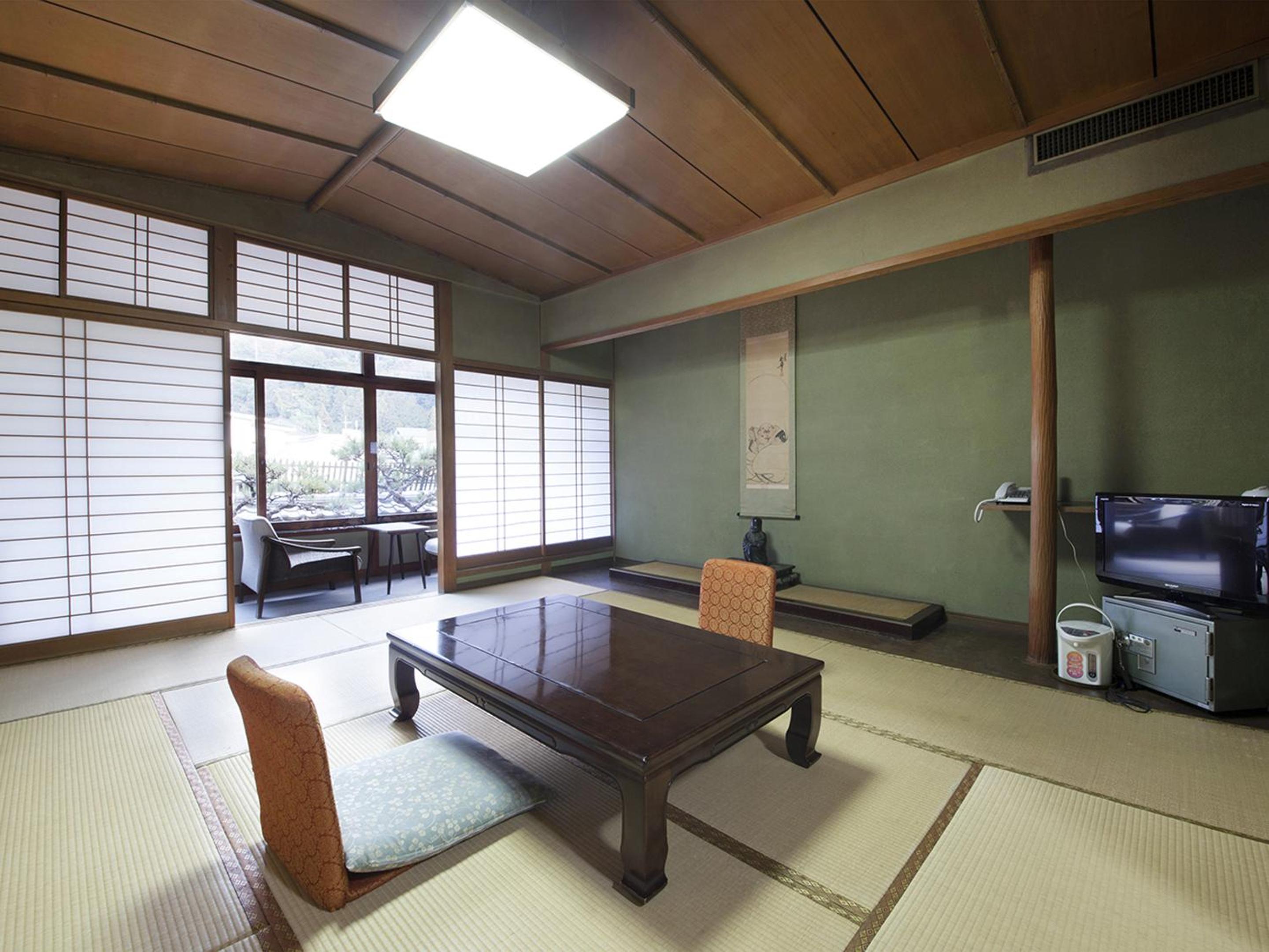 Japanese-Style Room with toilet and shared bathroom photo 1