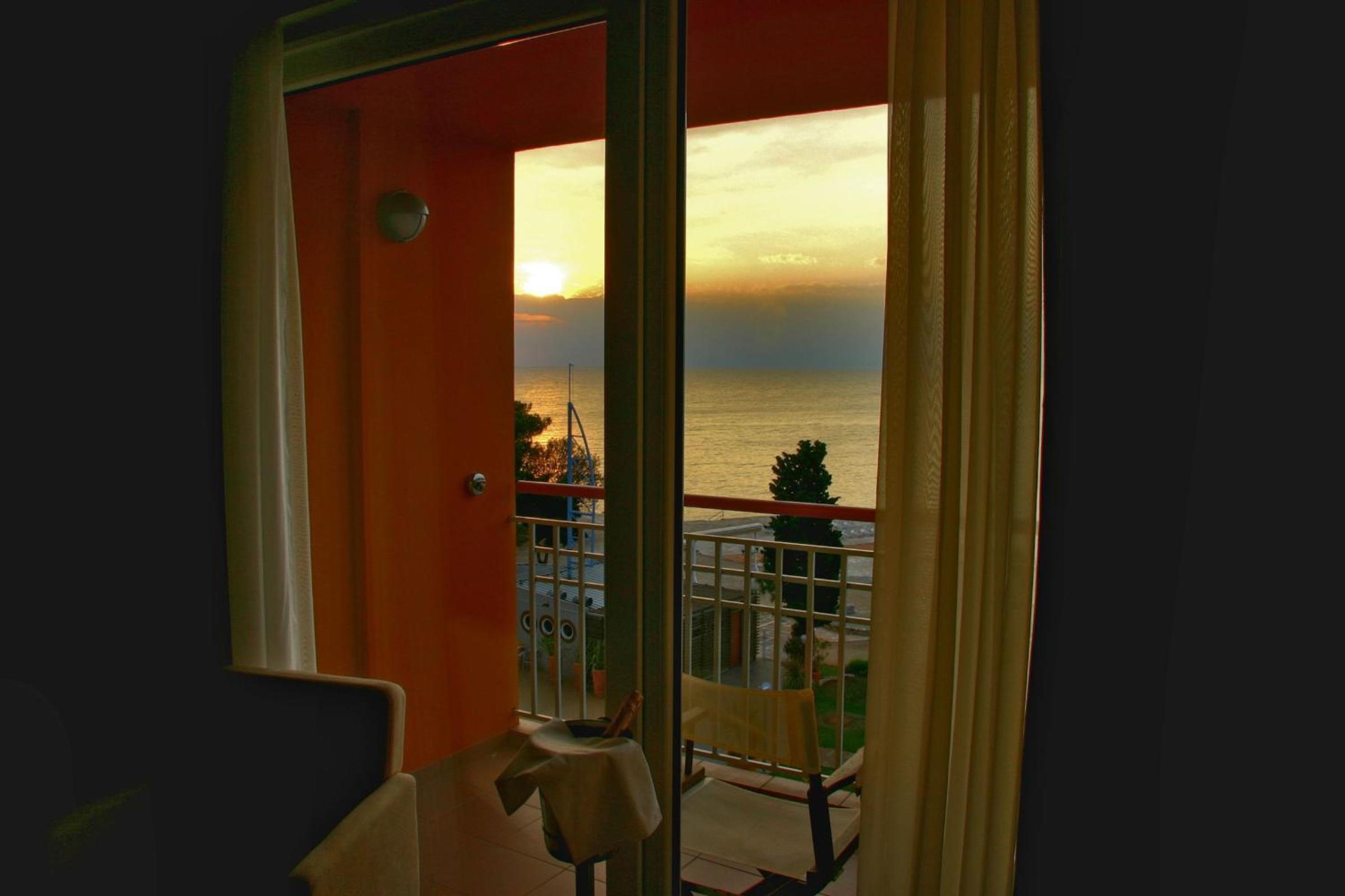 Premium Room with Balcony - Sea Side - Photo 7