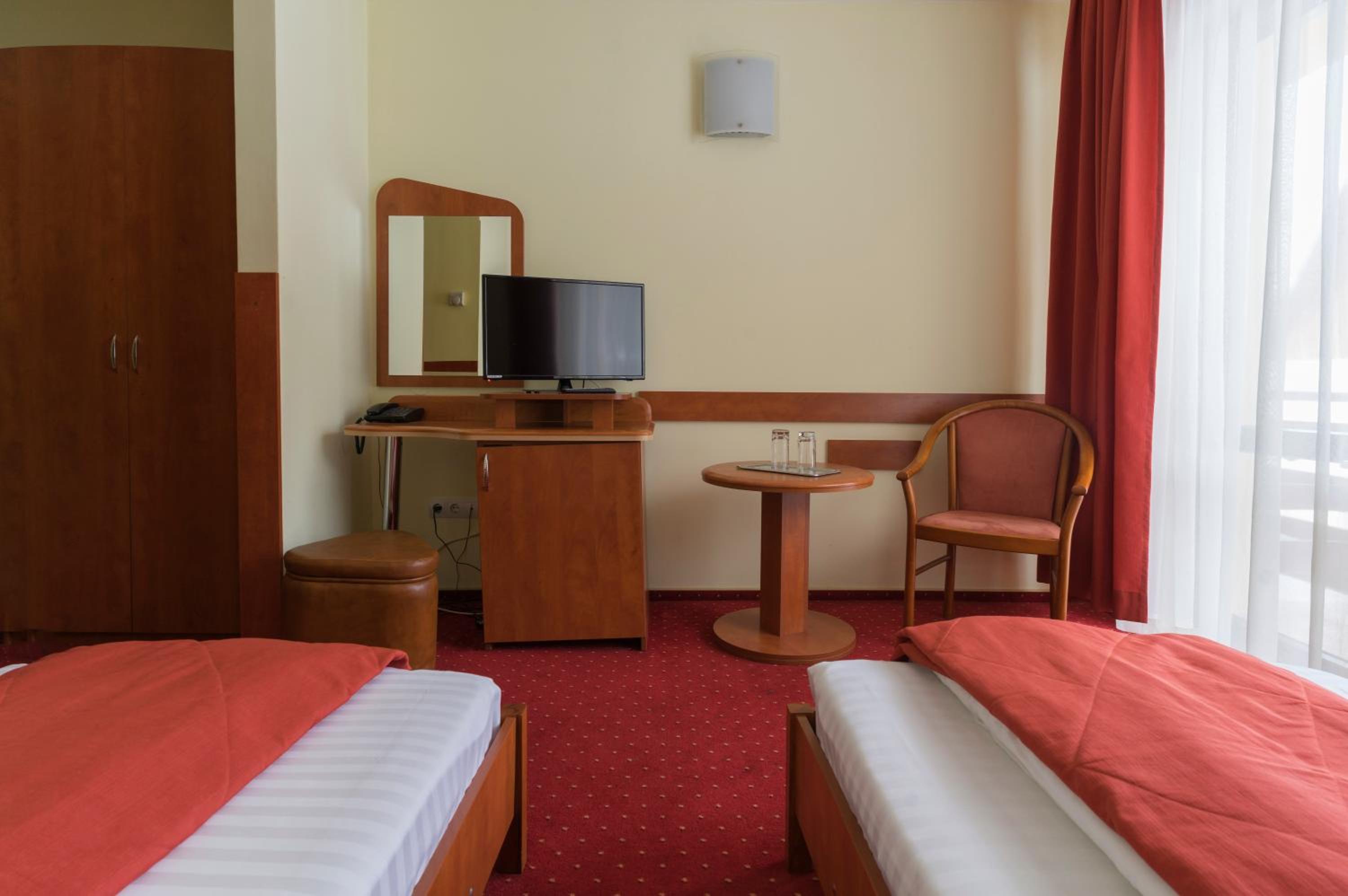 Twin Room - Photo 3
