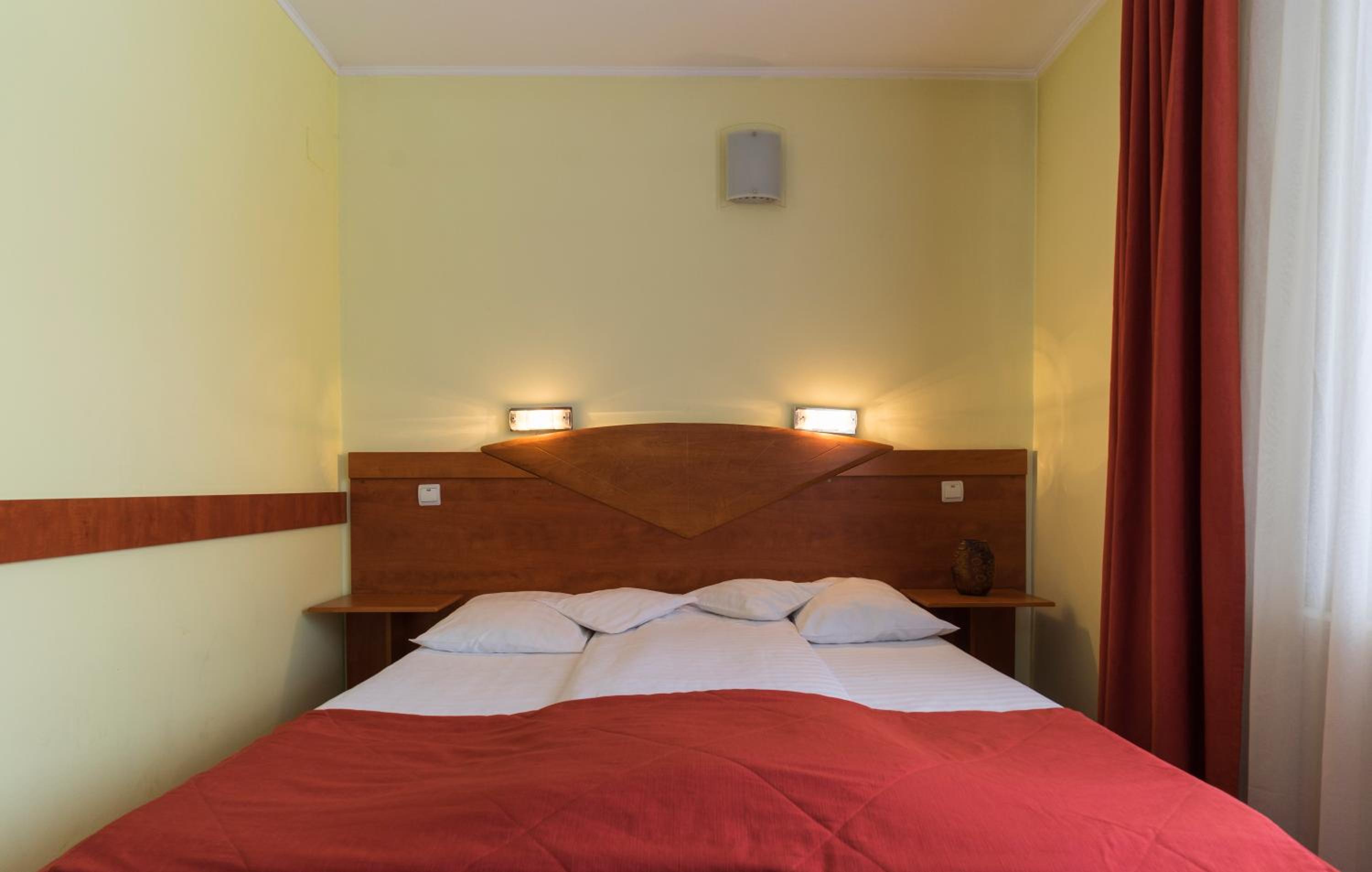 Double Room with Balcony - Photo 6