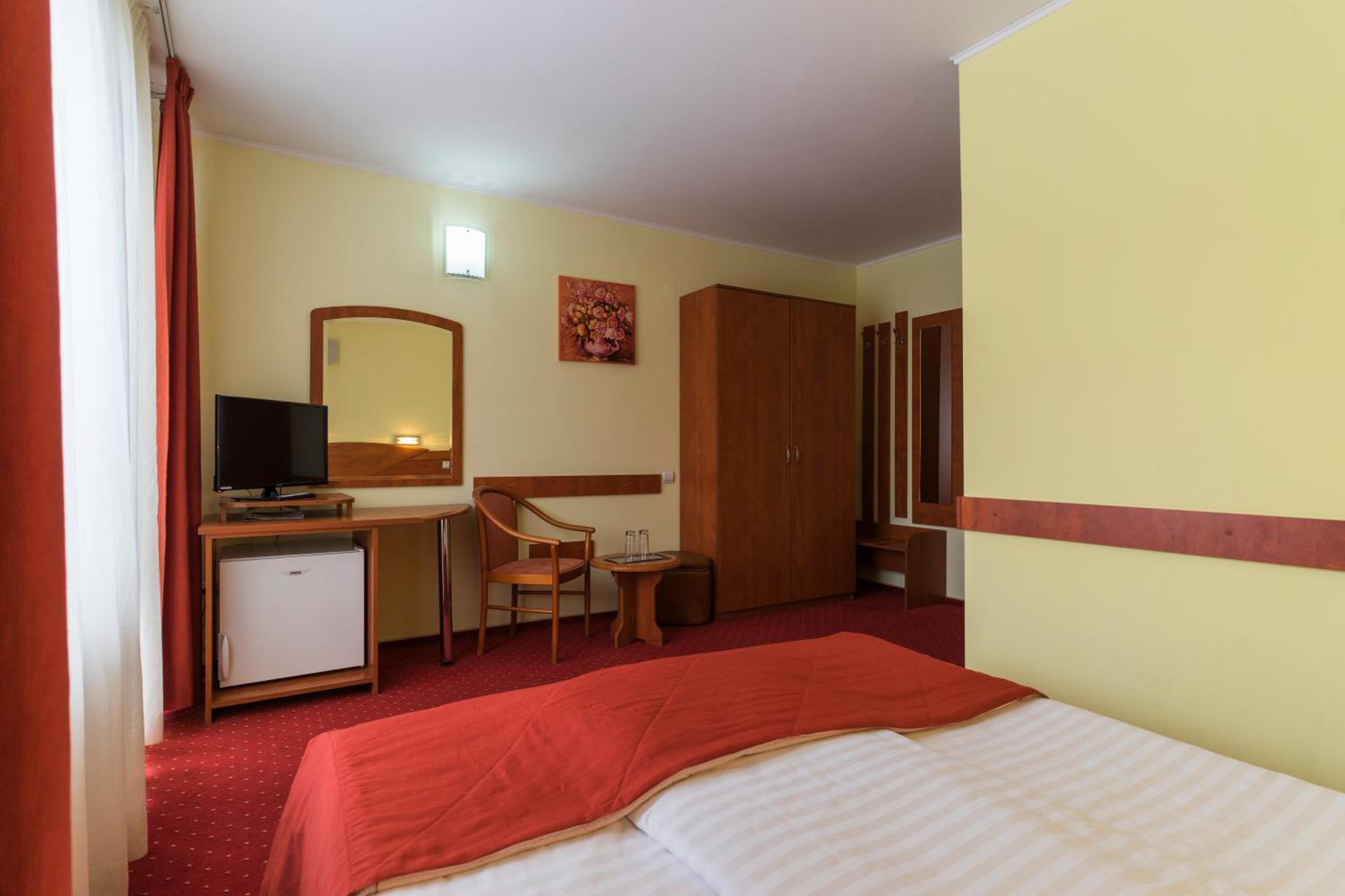 Double Room with Balcony - Photo 3