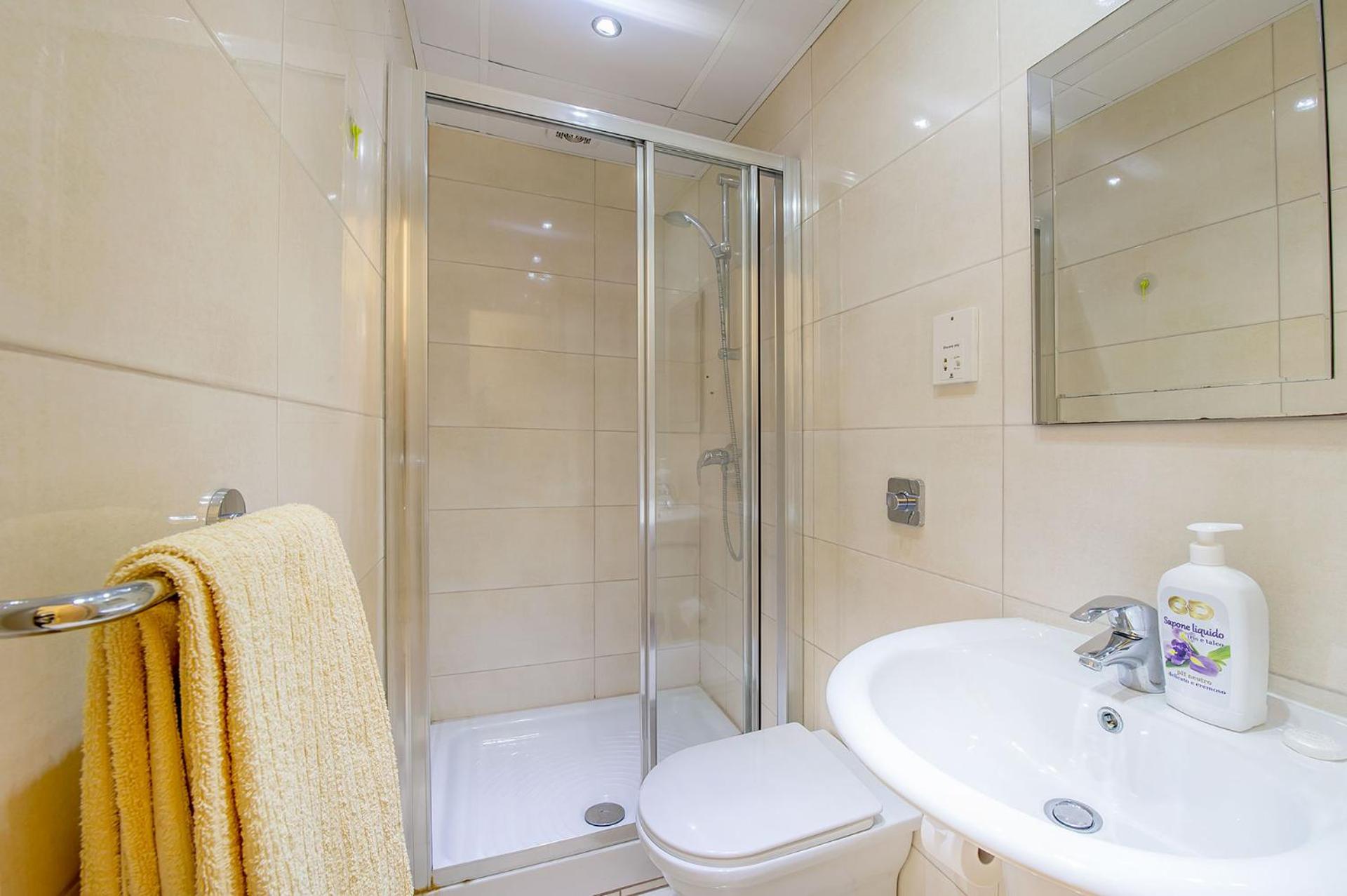 Double or Twin Room - Photo 11