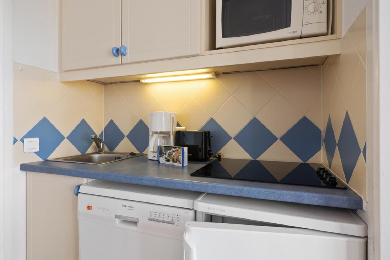 Select One-Bedroom Apartment (4 People) photo 2