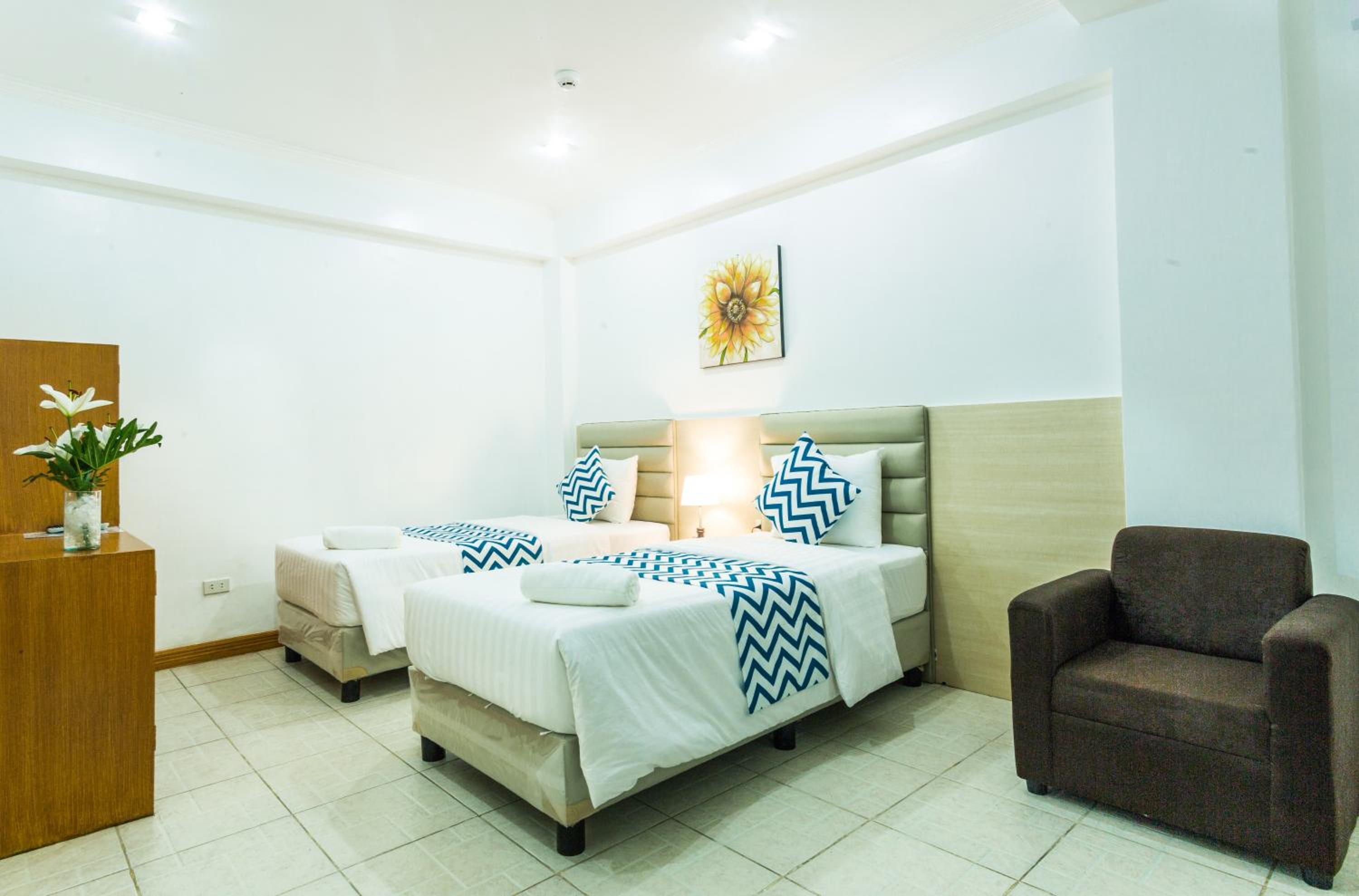 Standard Twin Room - Photo 13