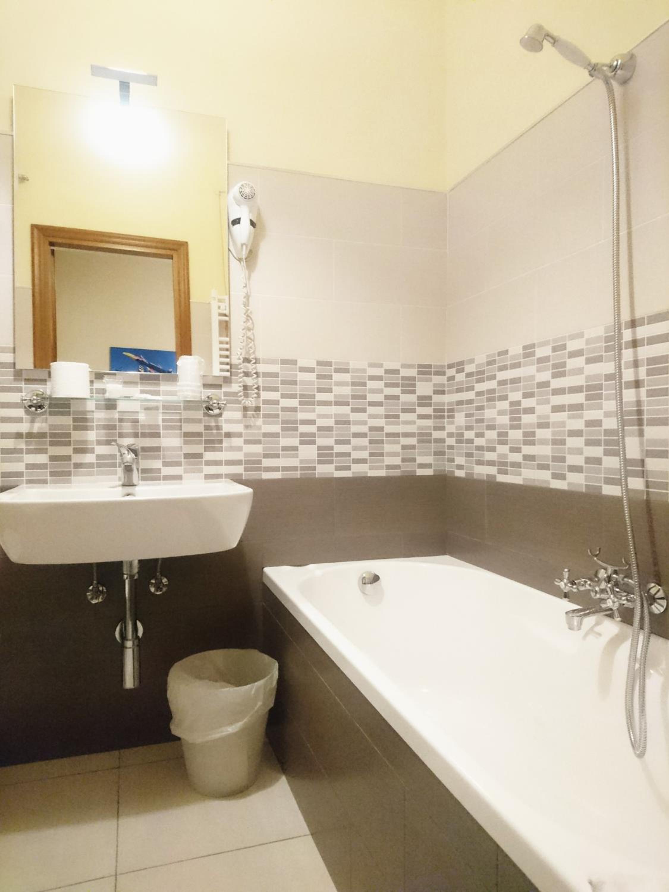 Double or Twin Room - Photo 6