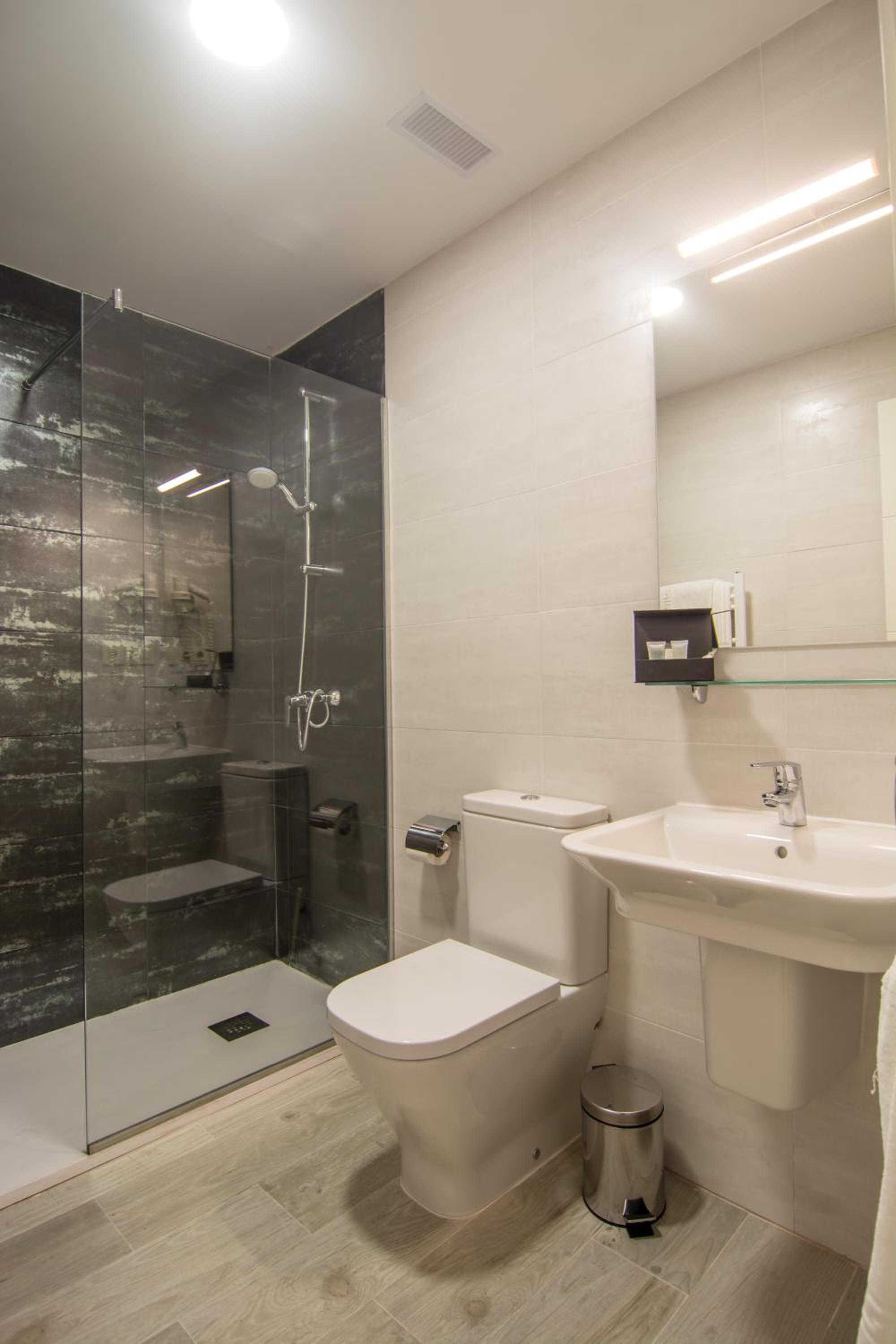  Double Room with Extra Bed (3 Adults) photo 3