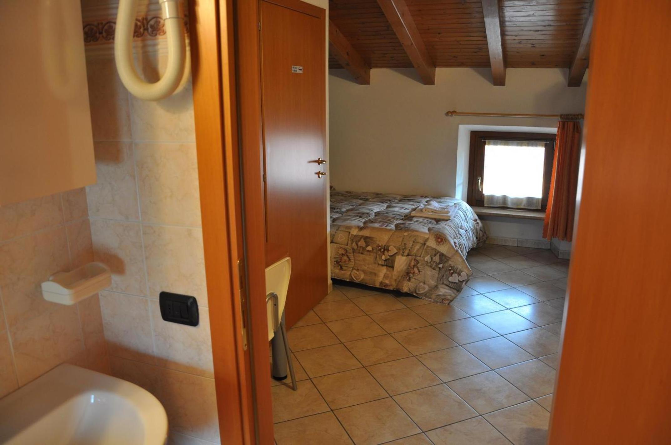 Quadruple Room with Private Bathroom - Photo 3