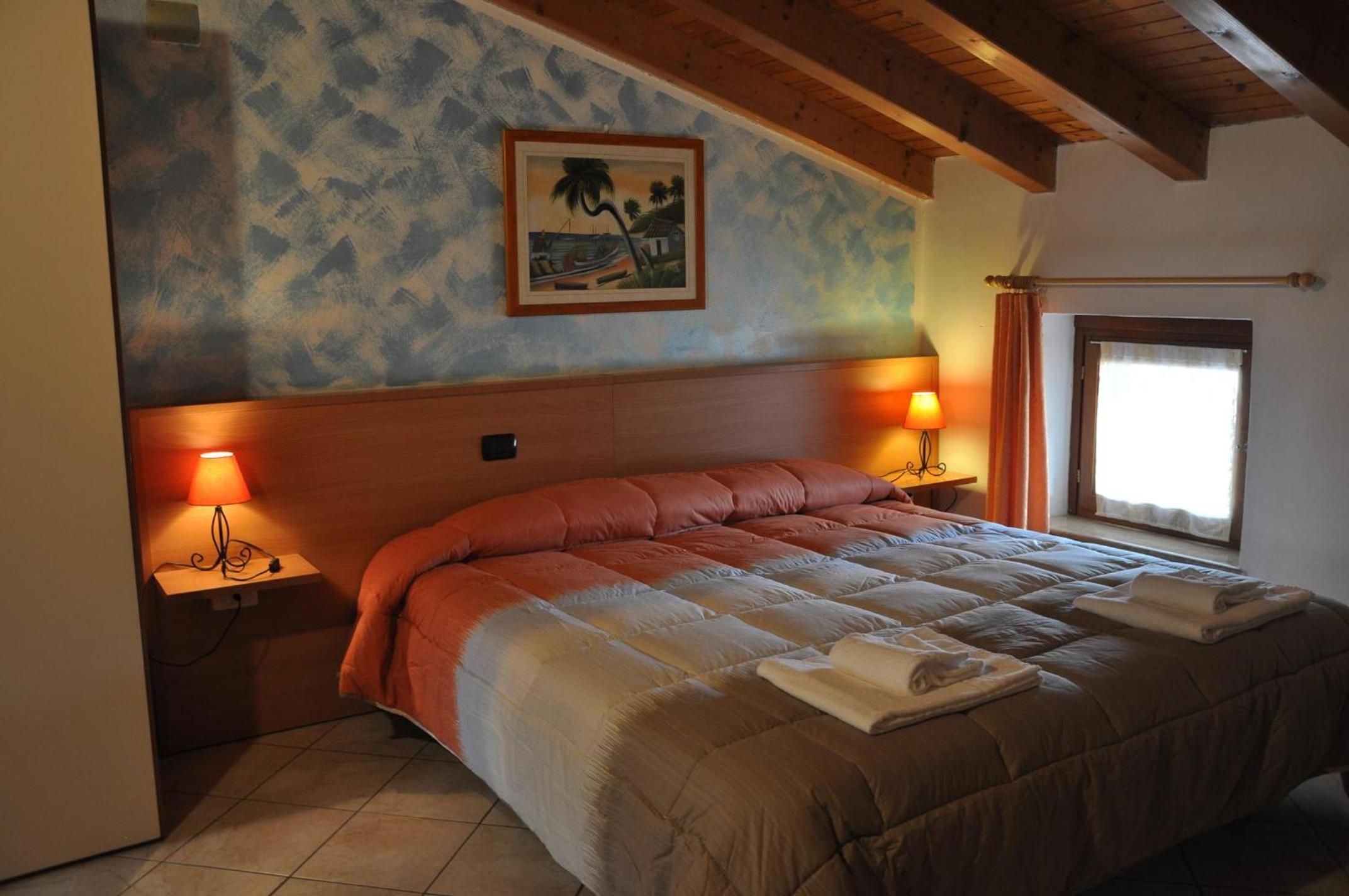 Double Room with Private Bathroom - Photo 12