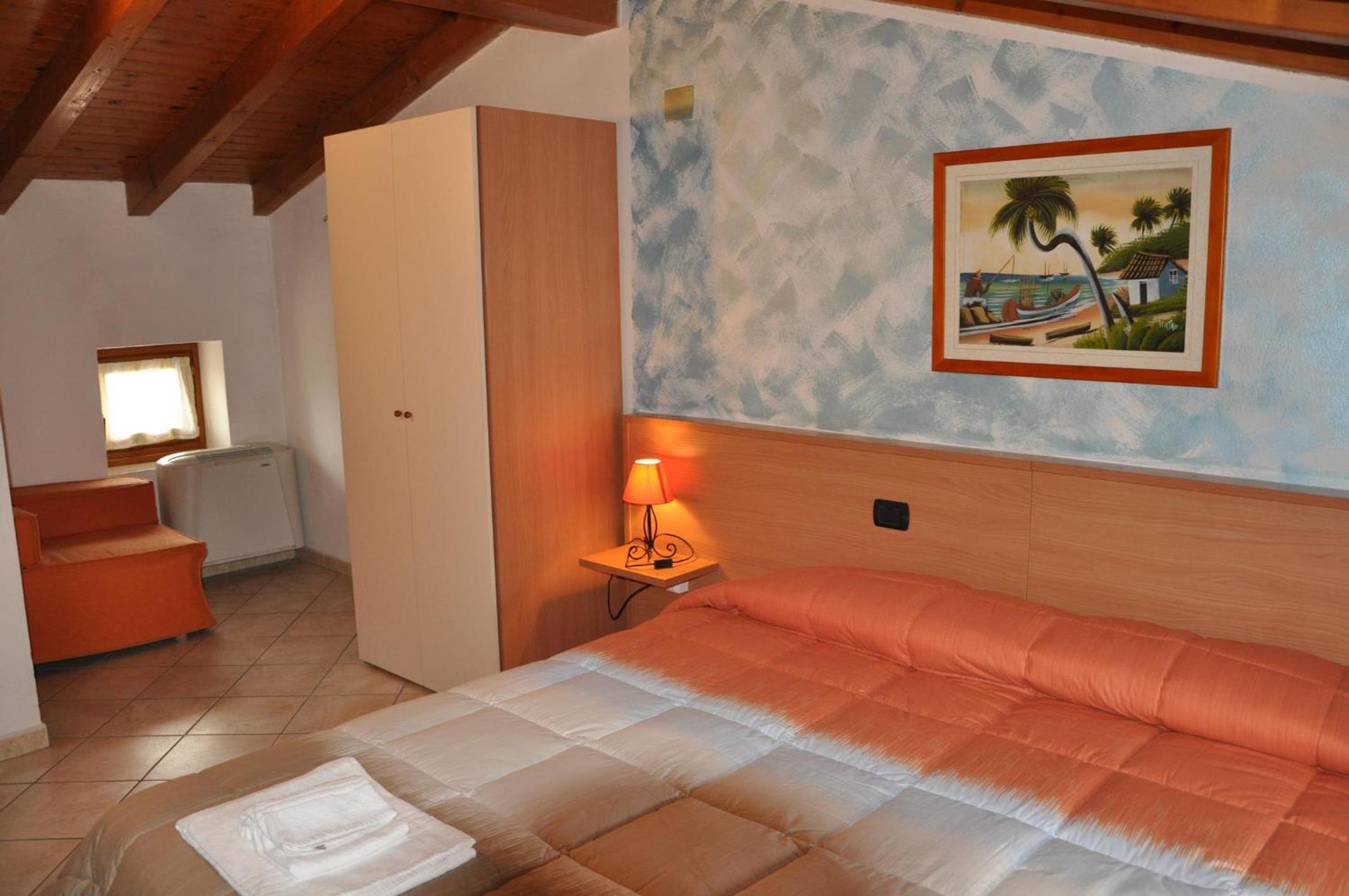 Double Room with Private Bathroom - Photo 9