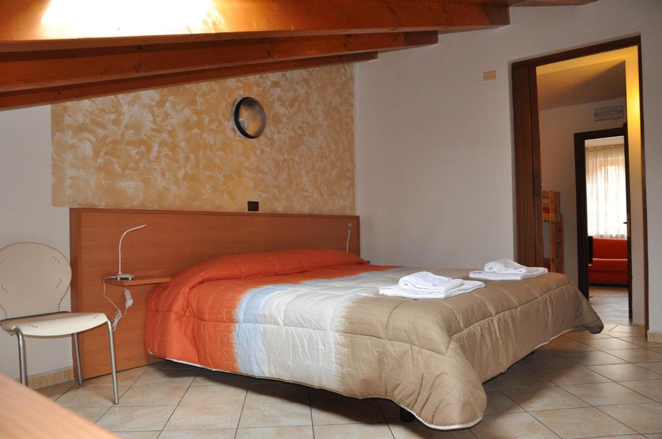 Quadruple Room with Private Bathroom - Photo 4