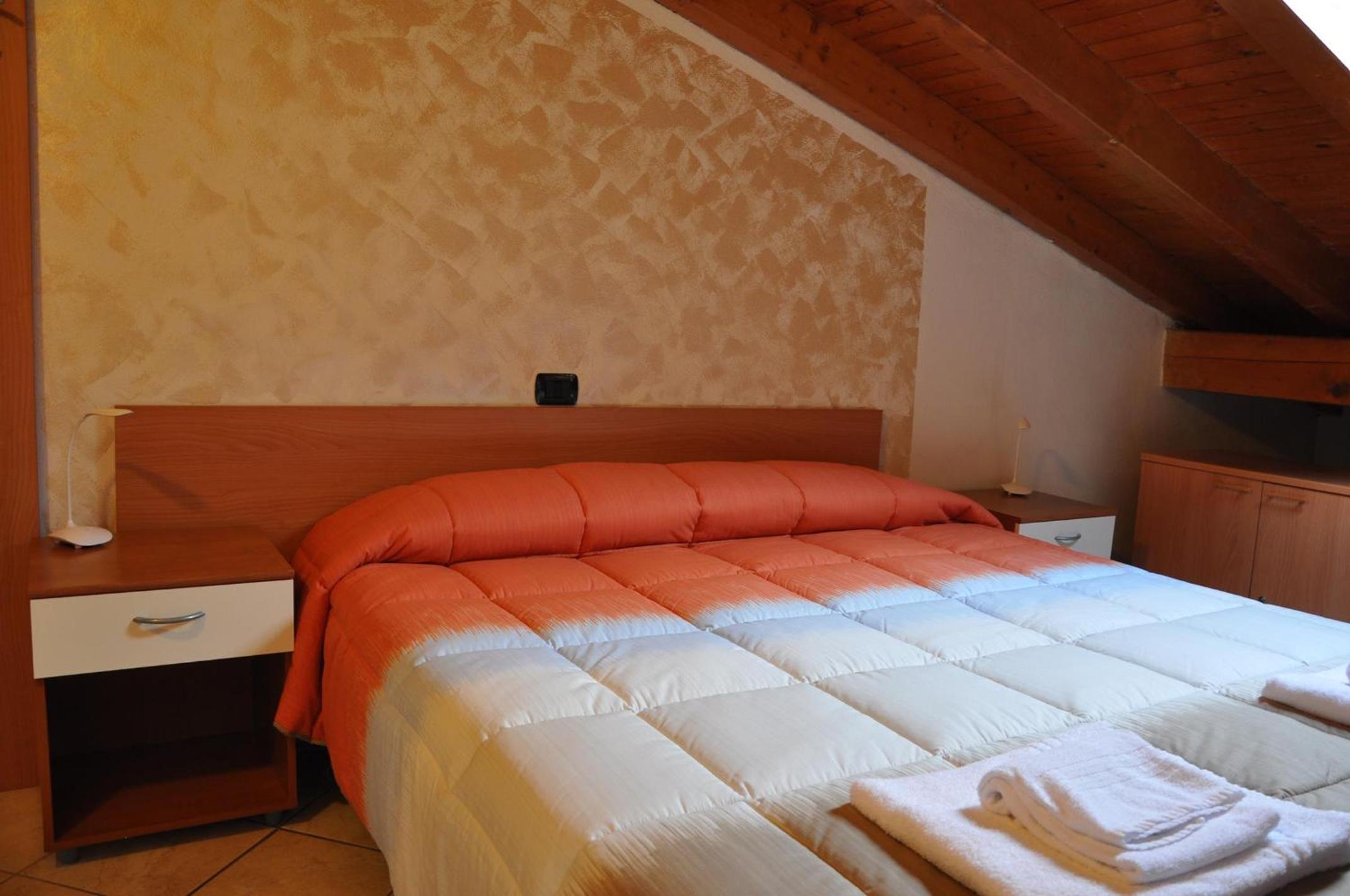 Double Room with Private Bathroom - Photo 10