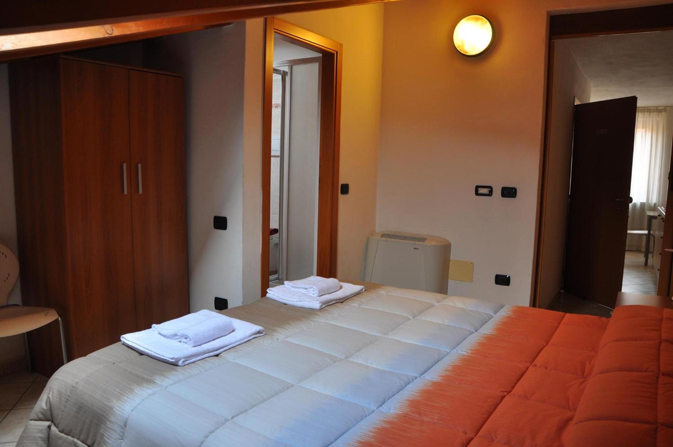 Double Room with Private Bathroom - Photo 11