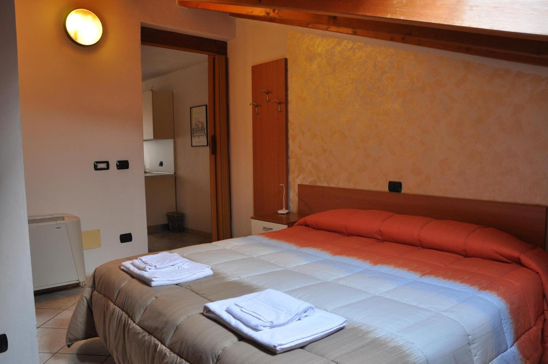Double Room with Private Bathroom - Photo 3