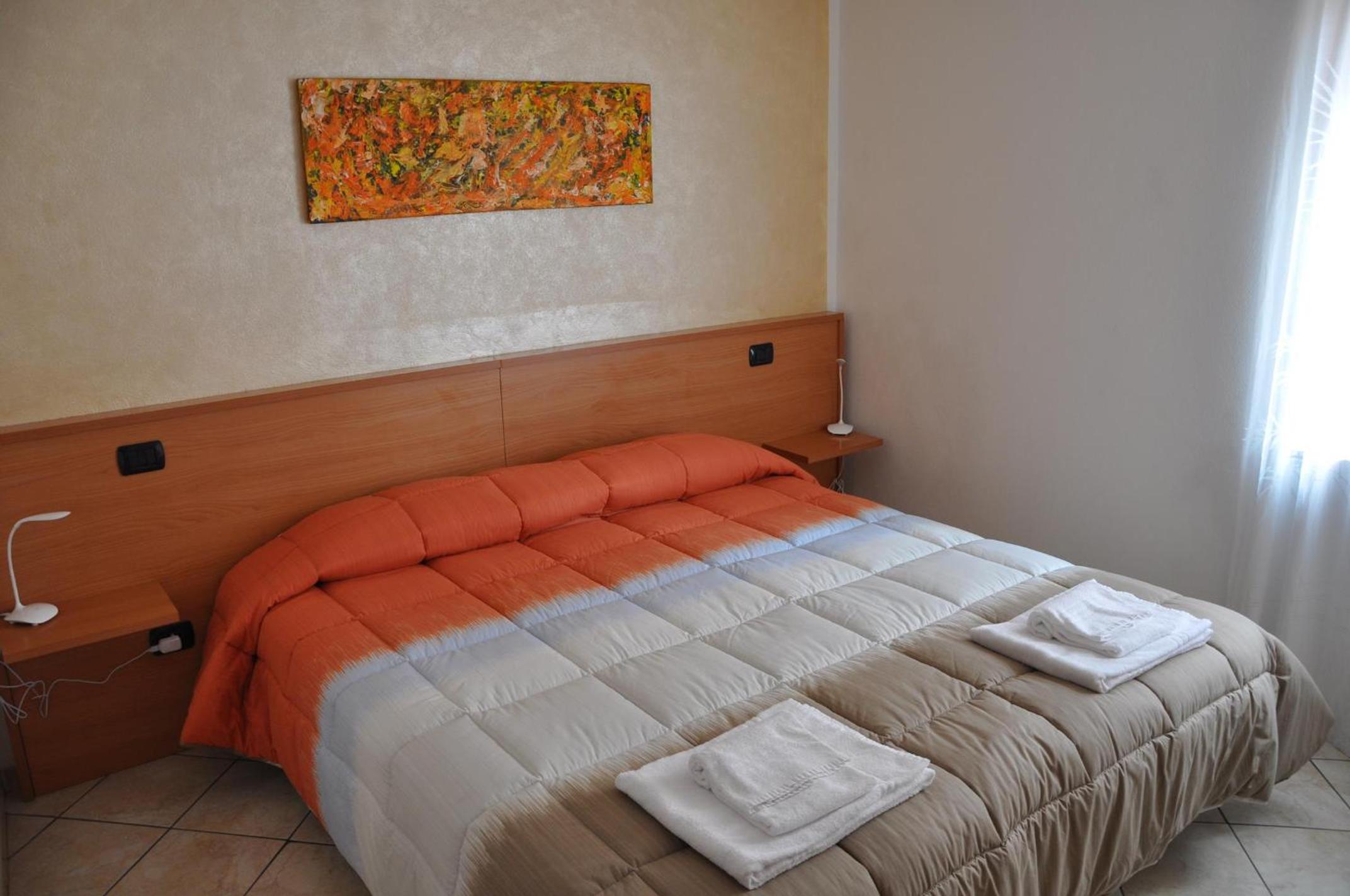 Double Room with Private Bathroom - Photo 4