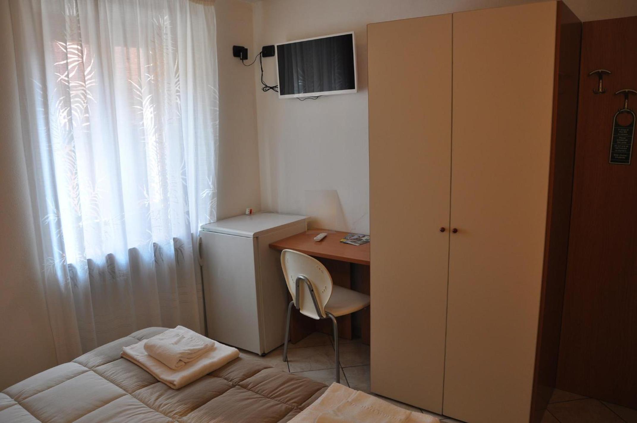 Double Room with Private Bathroom - Photo 2