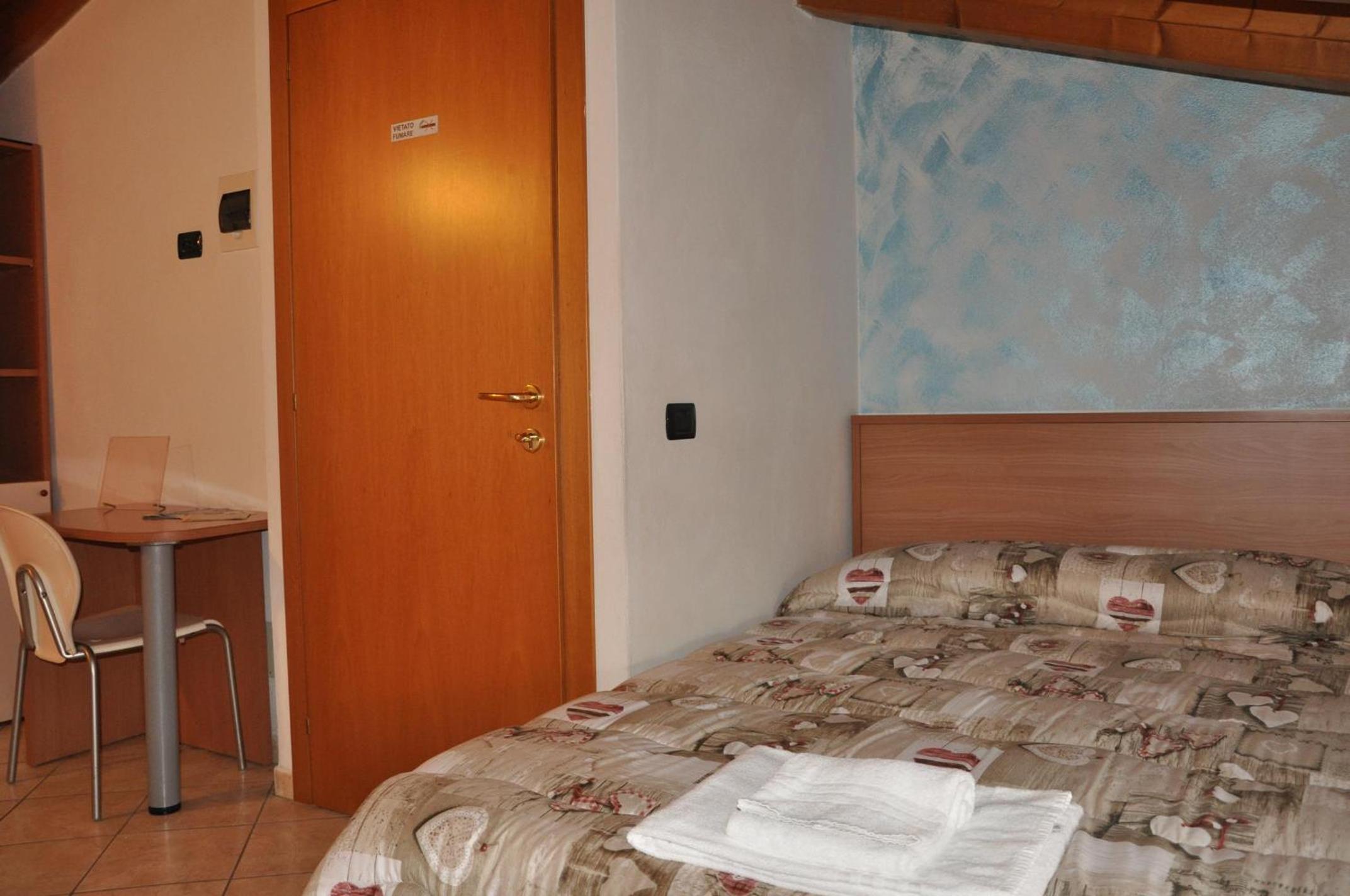 Quadruple Room with Private Bathroom - Photo 5