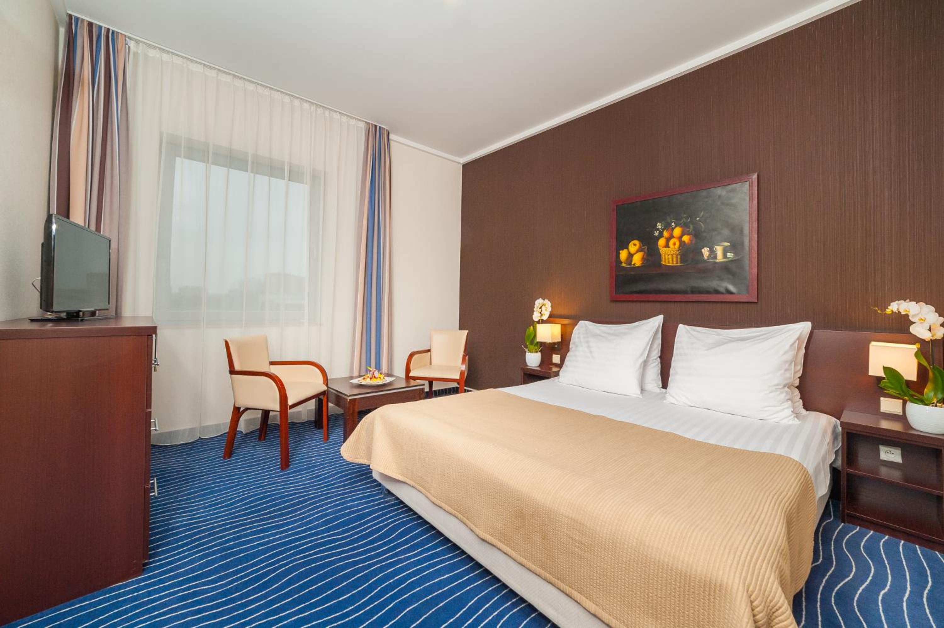 Queen Superior Suite - Photo 2
