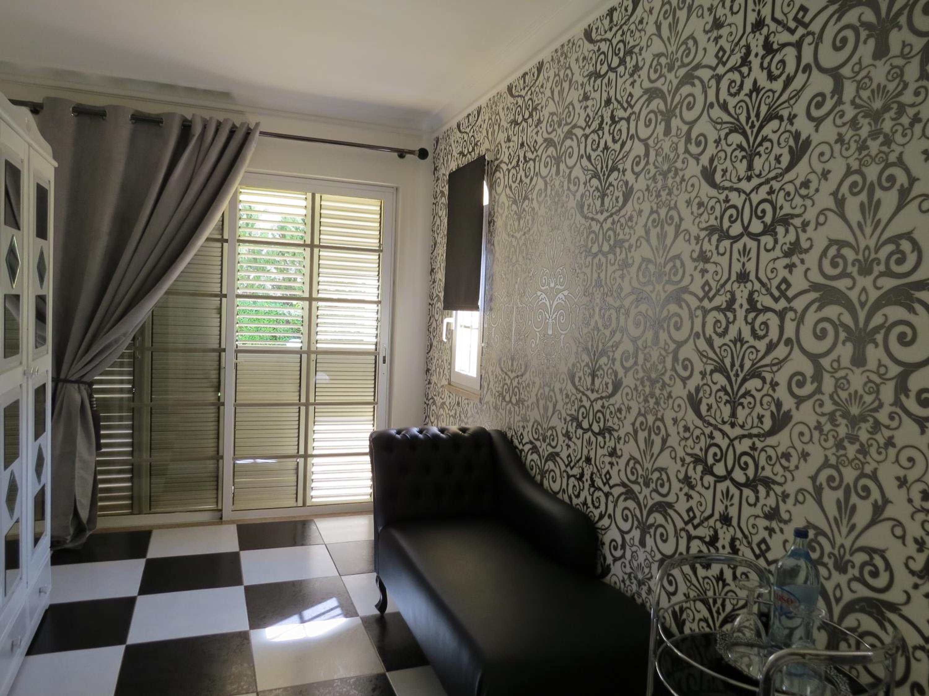 Suite - Photo 11