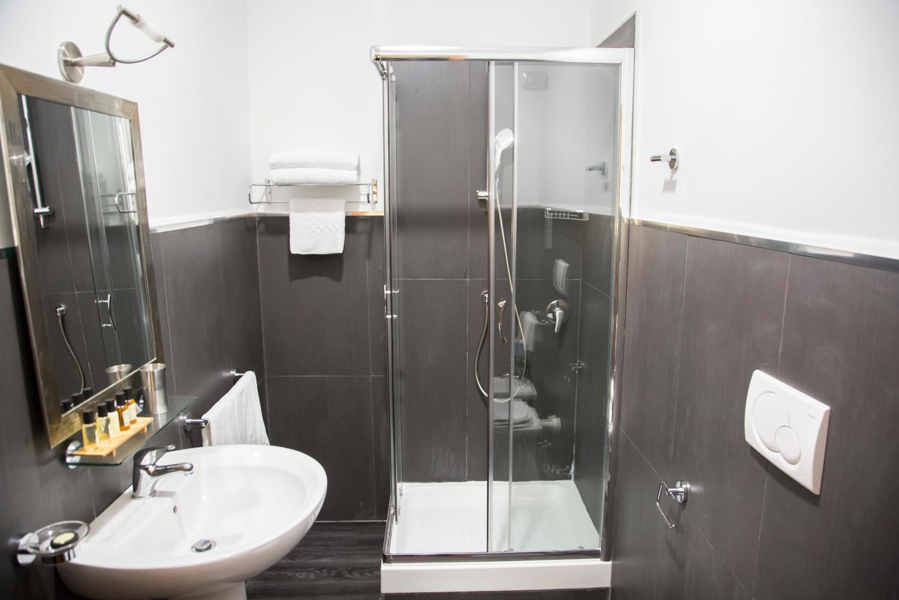 Standard Double or Twin Room photo 3