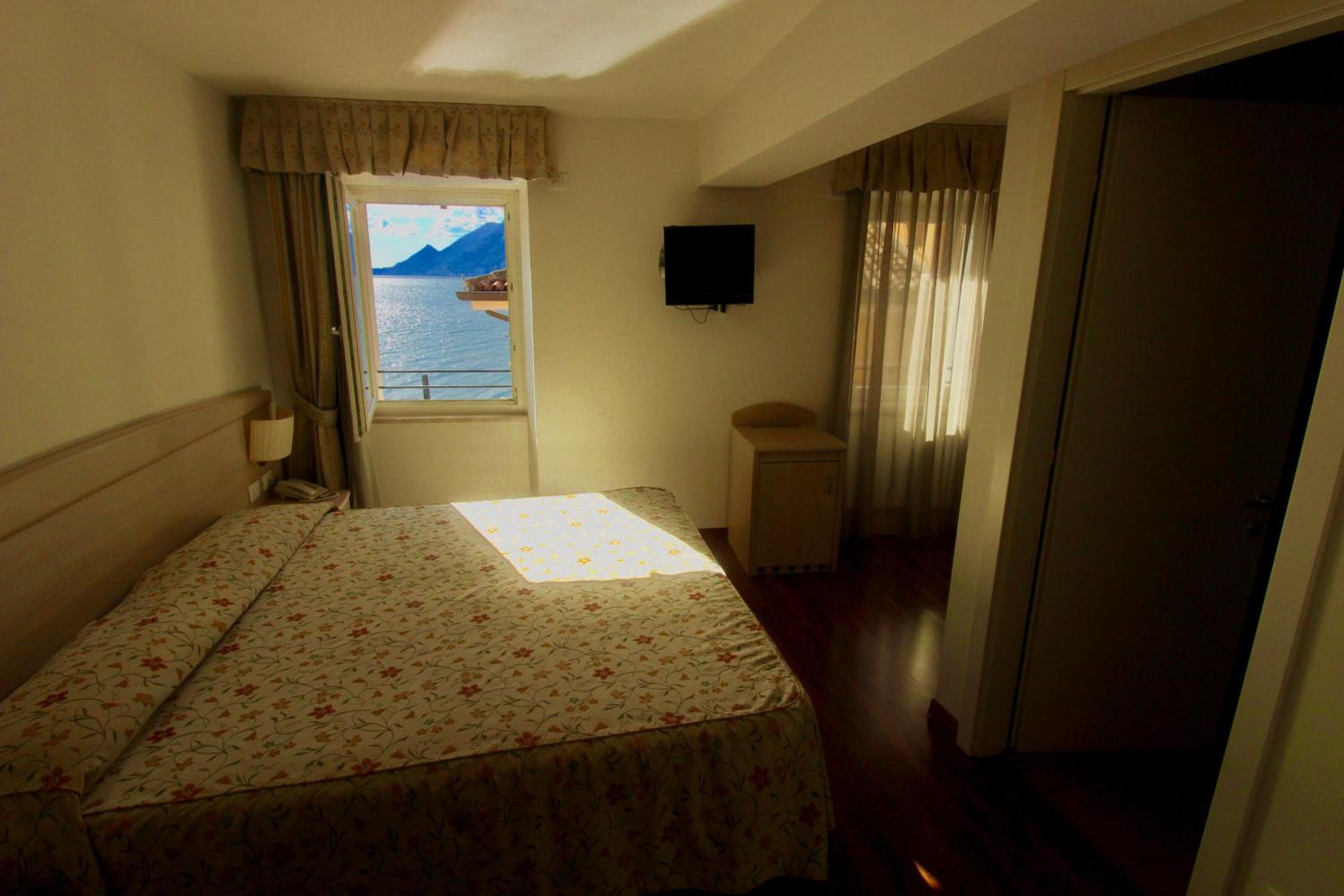 Double or Twin Room with Lake View - Photo 2