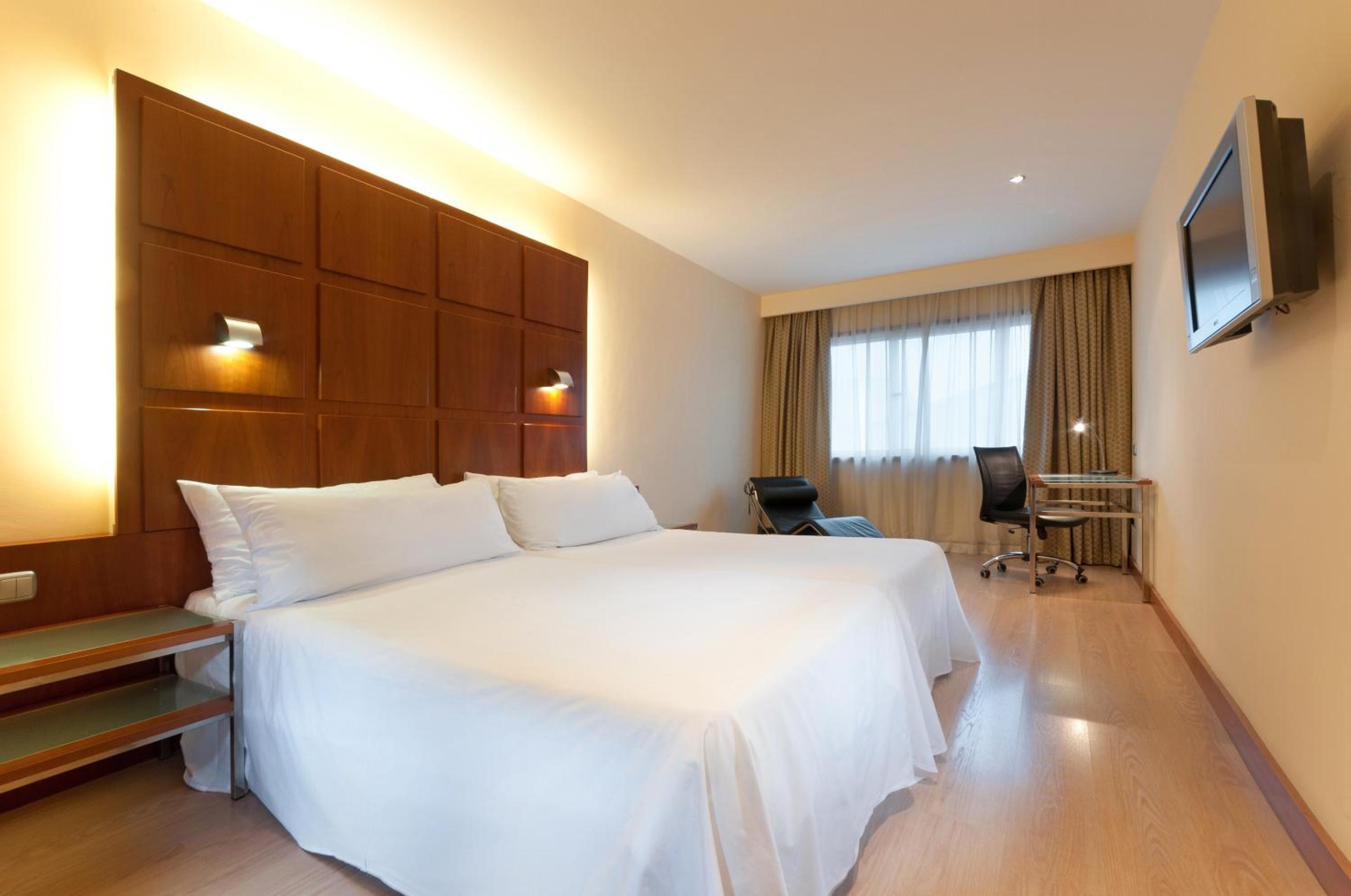 Habitación Doble con Traslado al Aeropuerto (2 Adultos)
