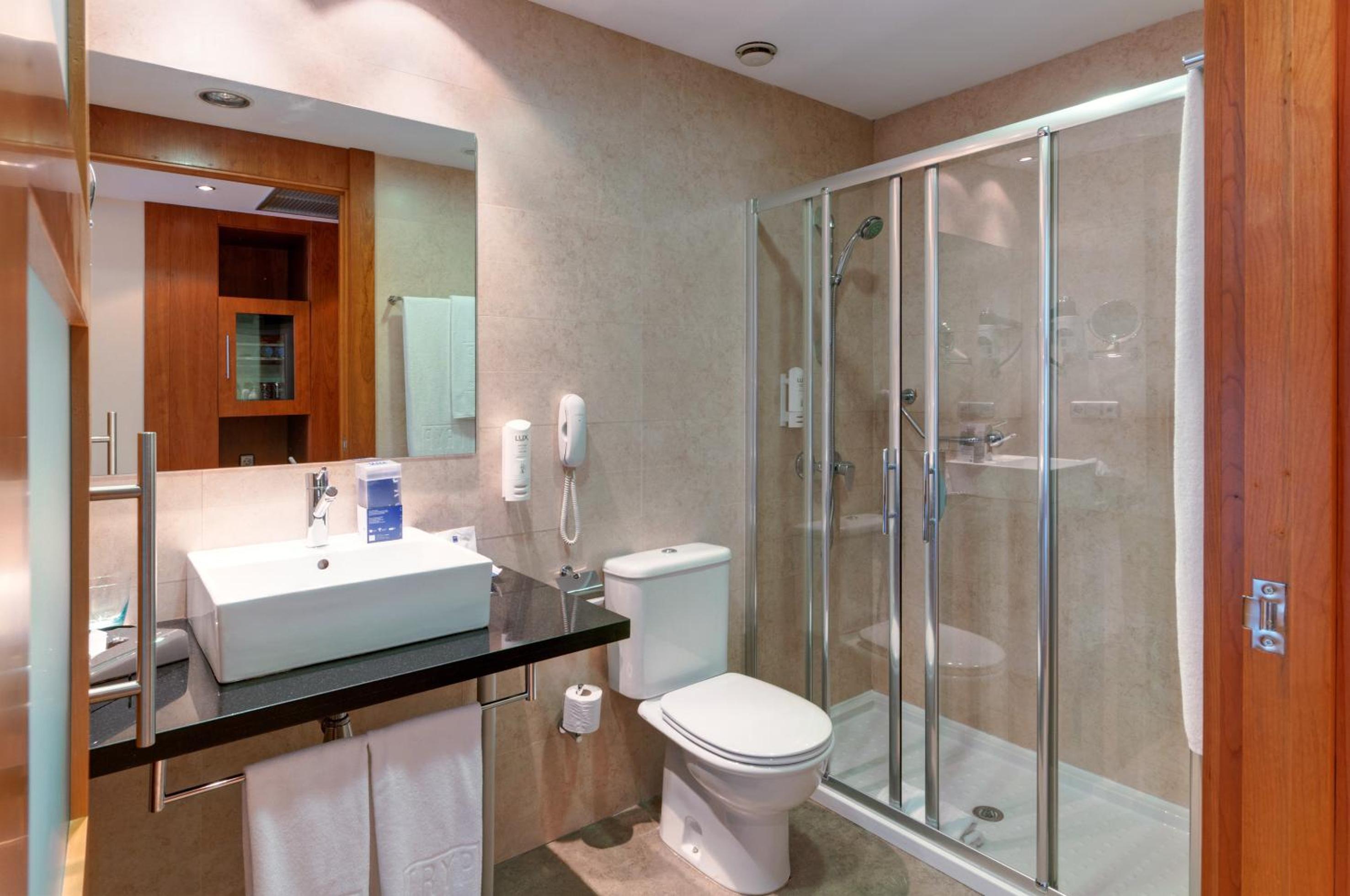 Triple Room with Airport Transfer (2 Adults + 1 Child) photo 3