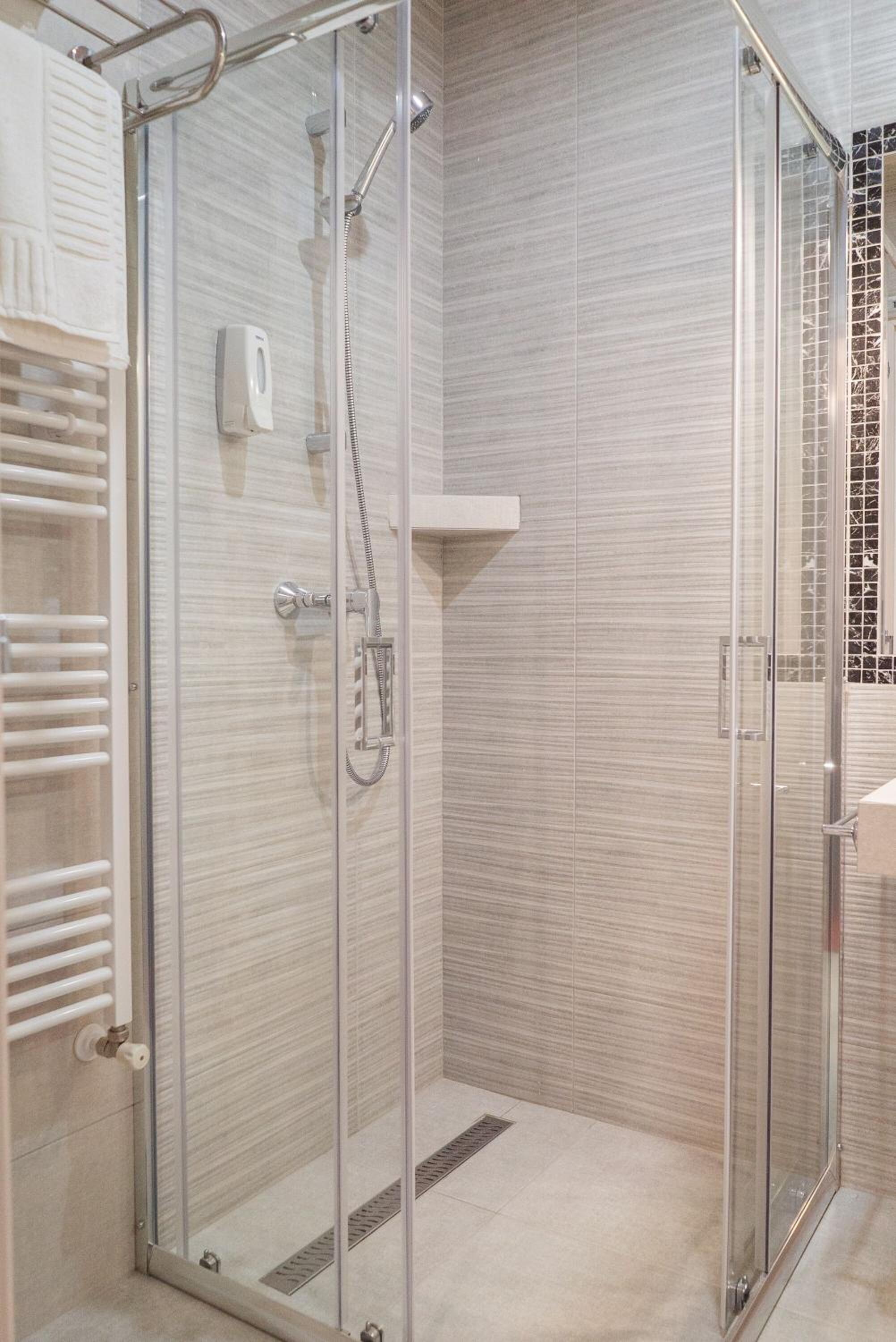 Double Room with Private Bathroom - Photo 9