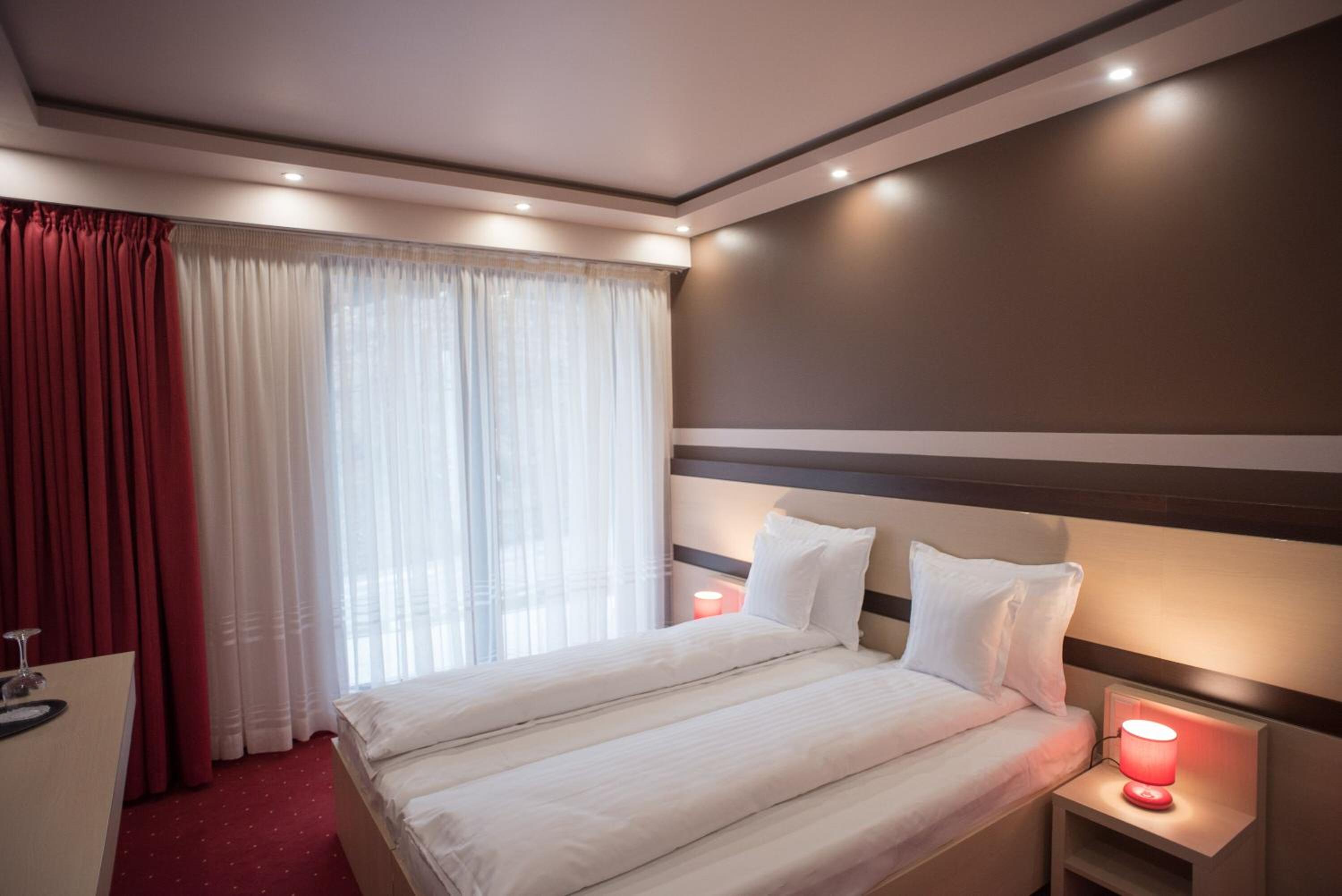Double Room with Private Bathroom - Photo 3