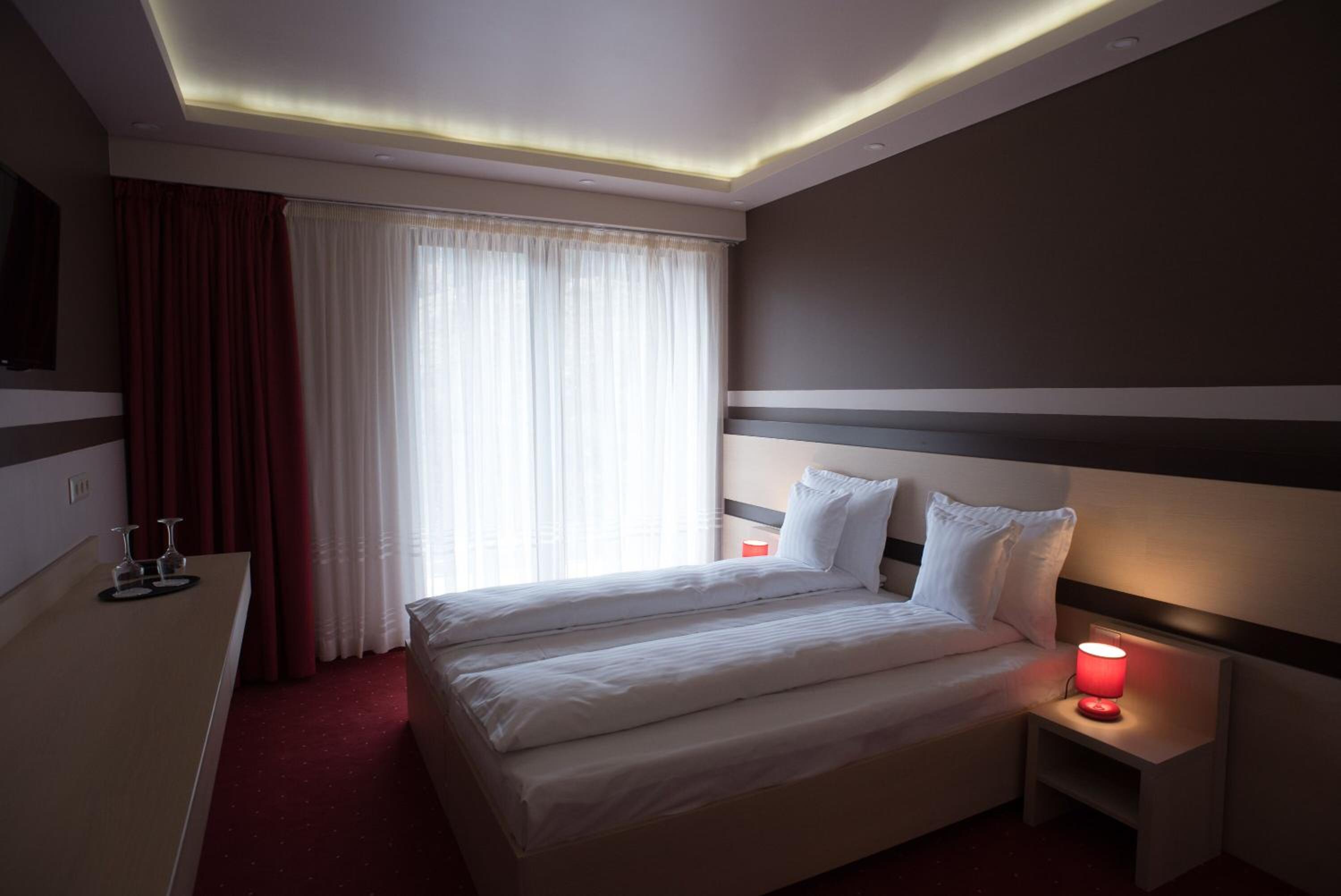 Double Room with Private Bathroom - Photo 2