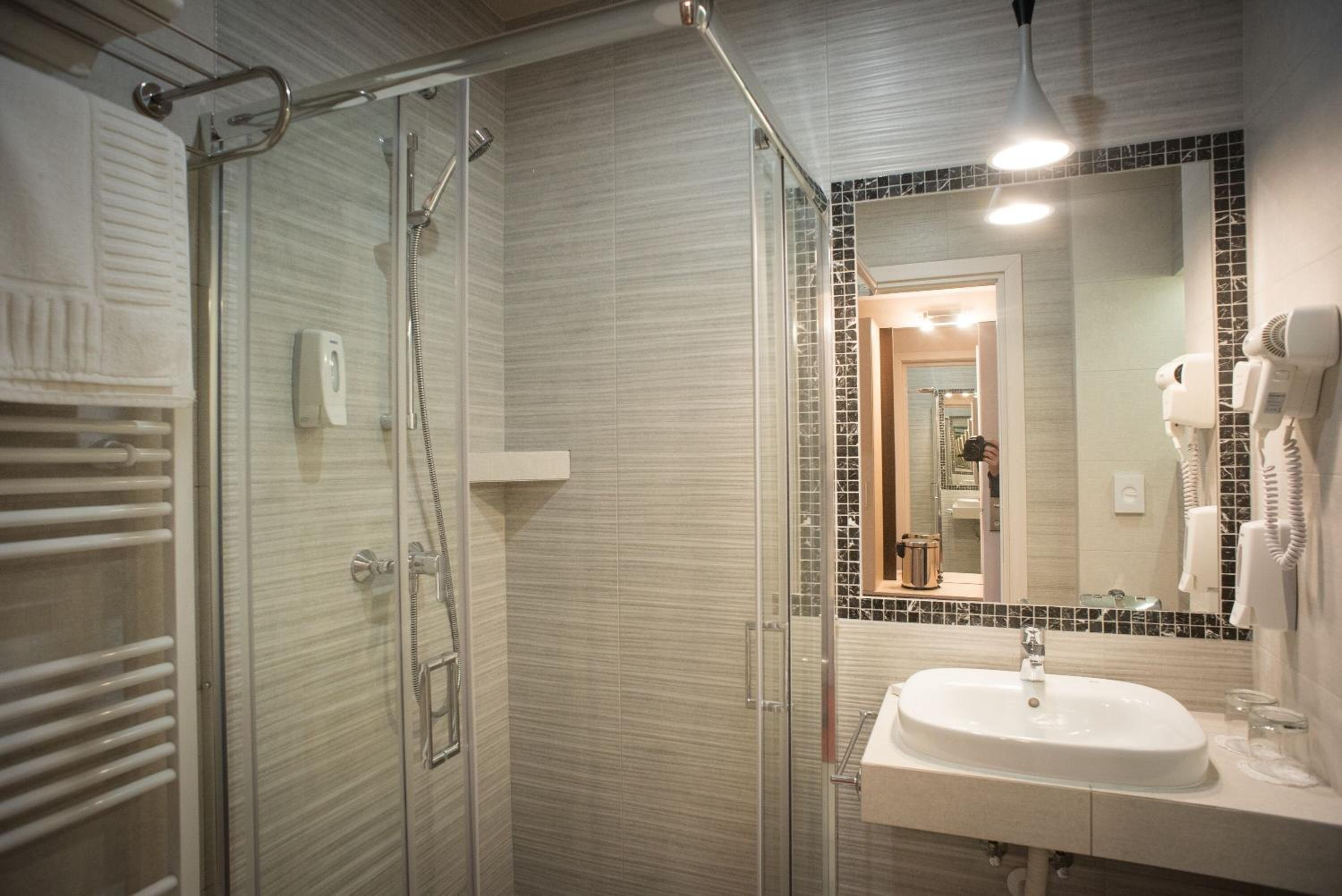 Double Room with Private Bathroom - Photo 7