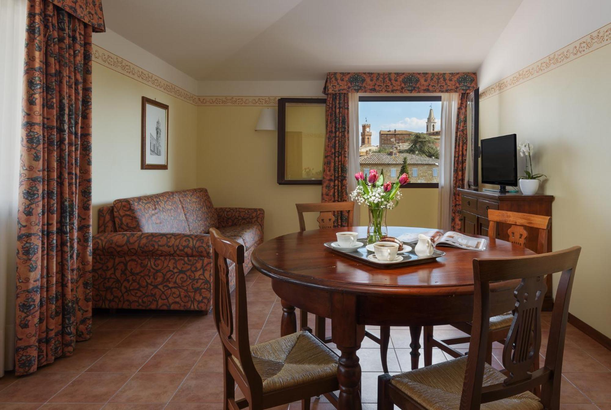 Suite with City View - Photo 3