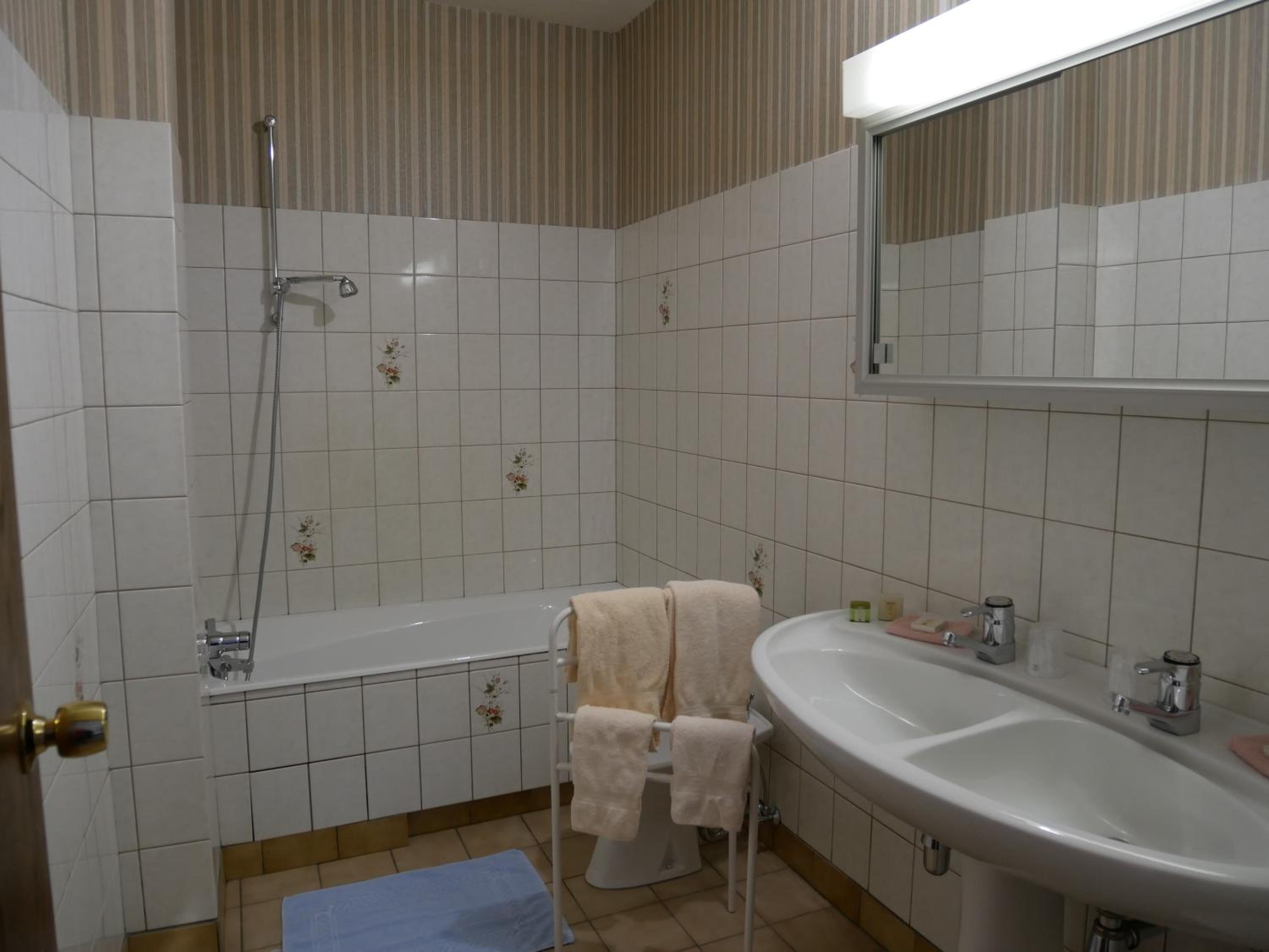Triple Room (2 Adults + 1 Child) - Photo 4