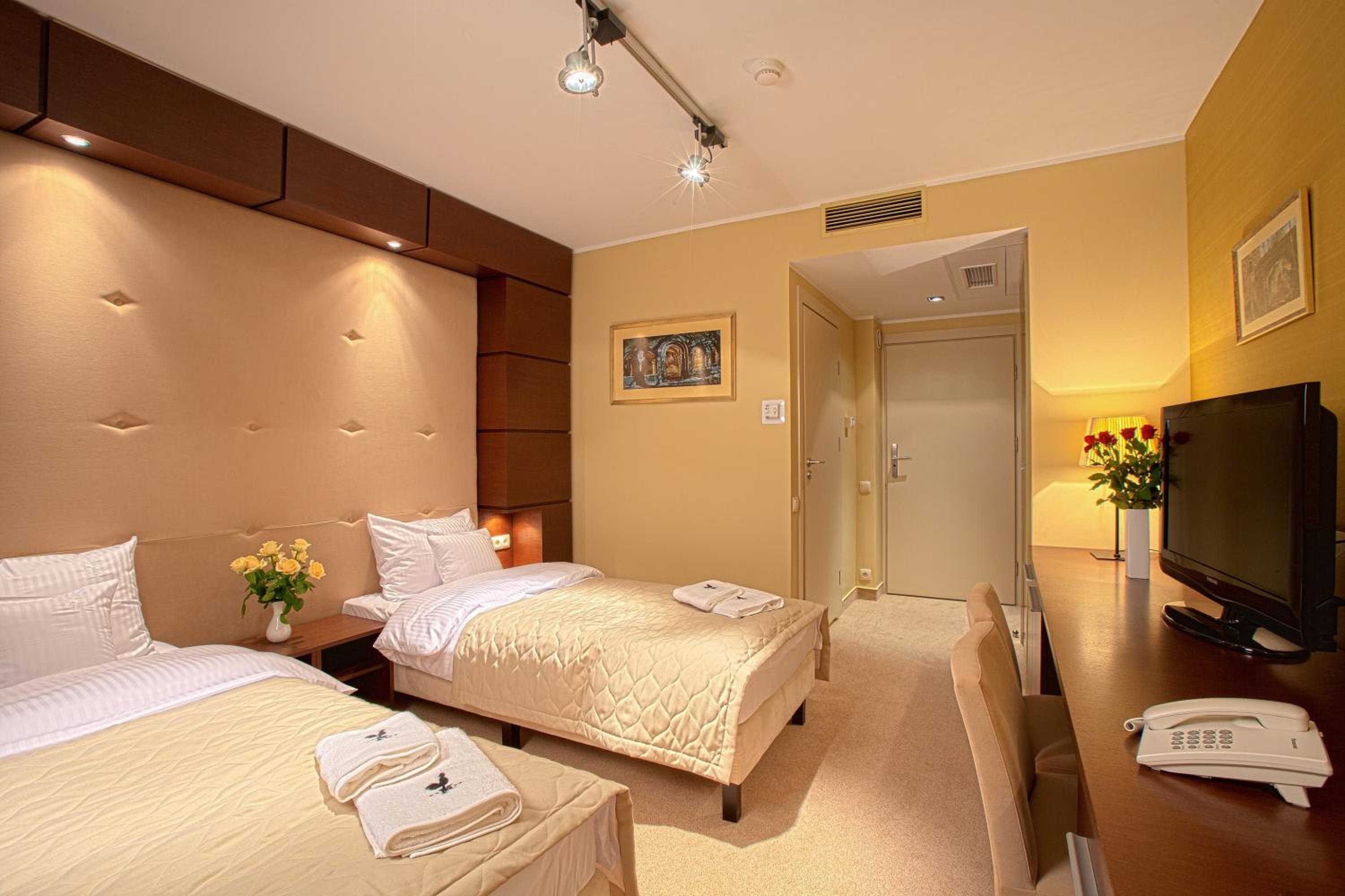 Double or Twin Room - Photo 5